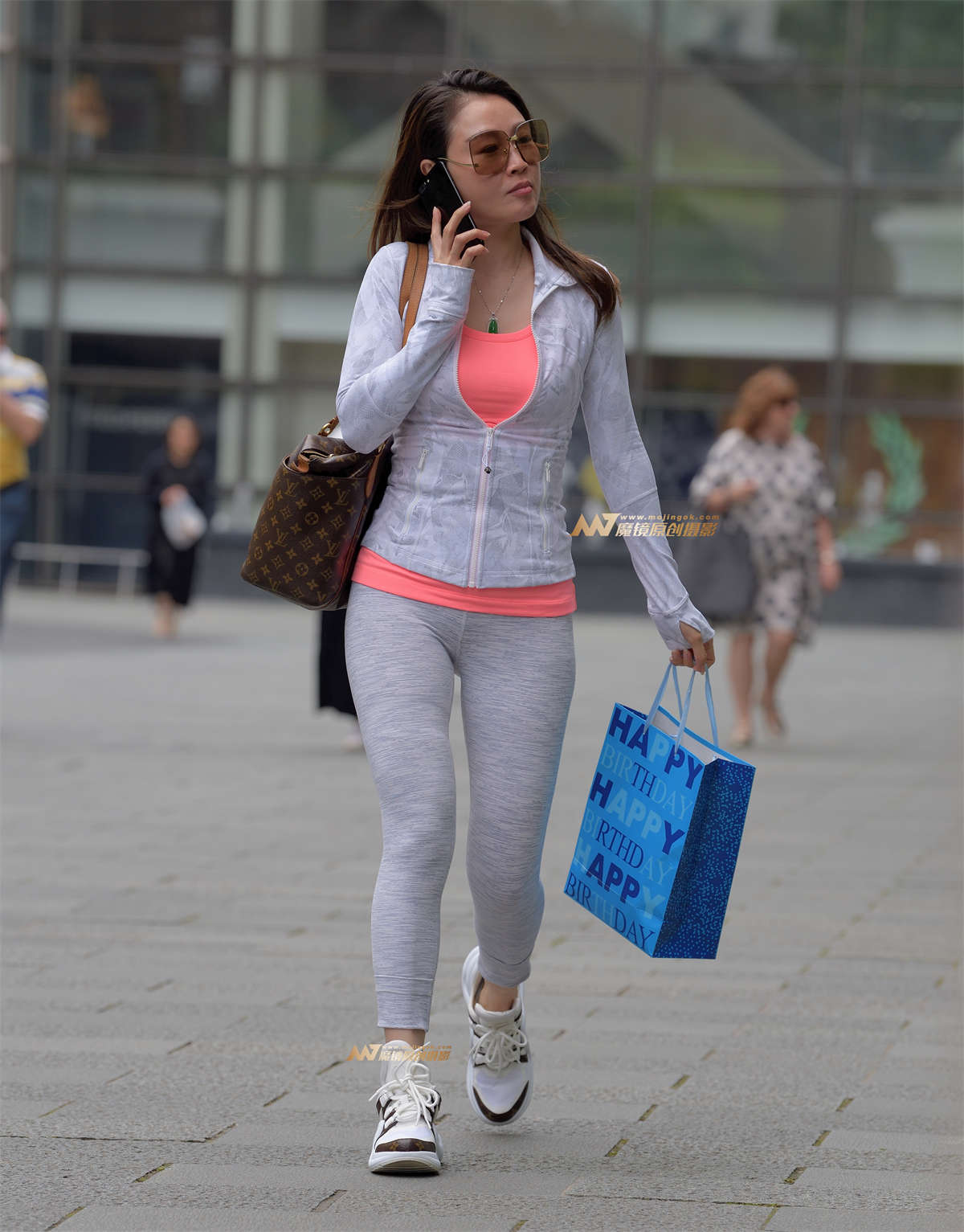 白色紧身裤，喜欢的可以看看-日更街拍