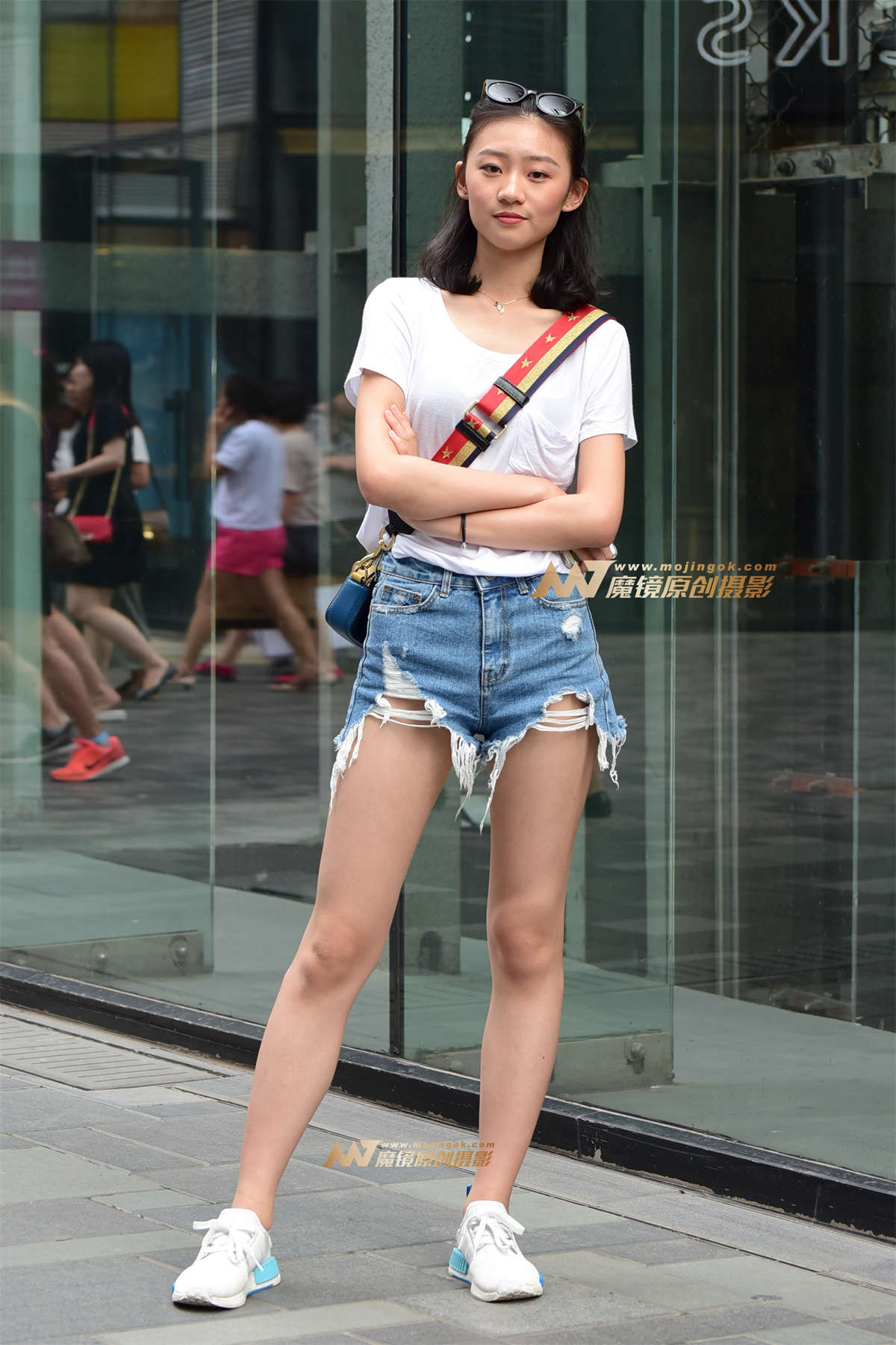 图片[2]-笑容甜美的热裤小妹-日更街拍