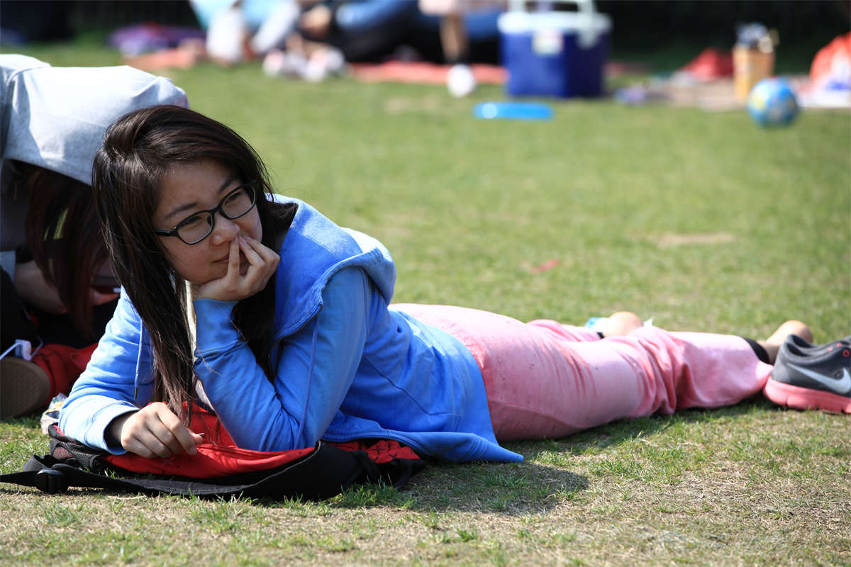 图片[2]-踏青公园街拍系列No.1138 靓丽阳光少女，一举一动都是满满的青春活力-日更街拍