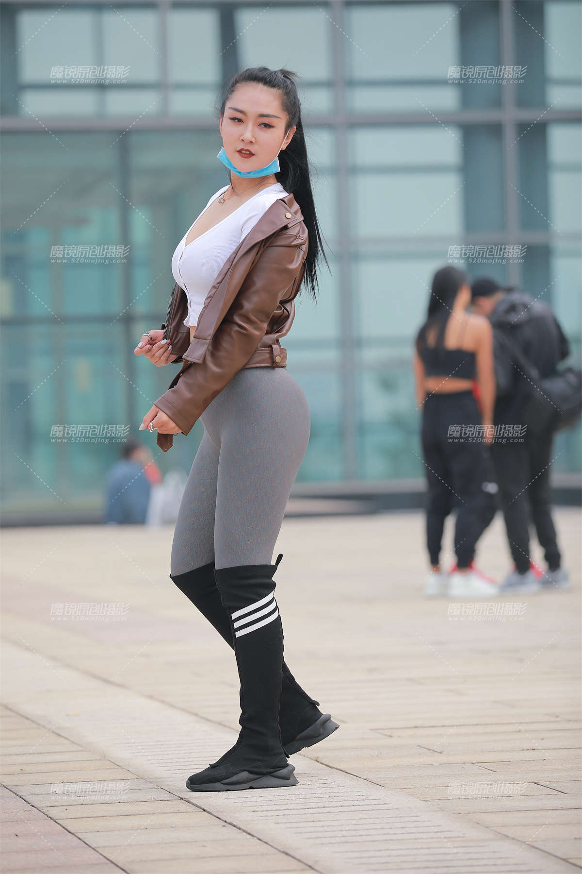 图片[2]-【玻璃街拍】丰满性感瑜伽健身小姐姐-日更街拍