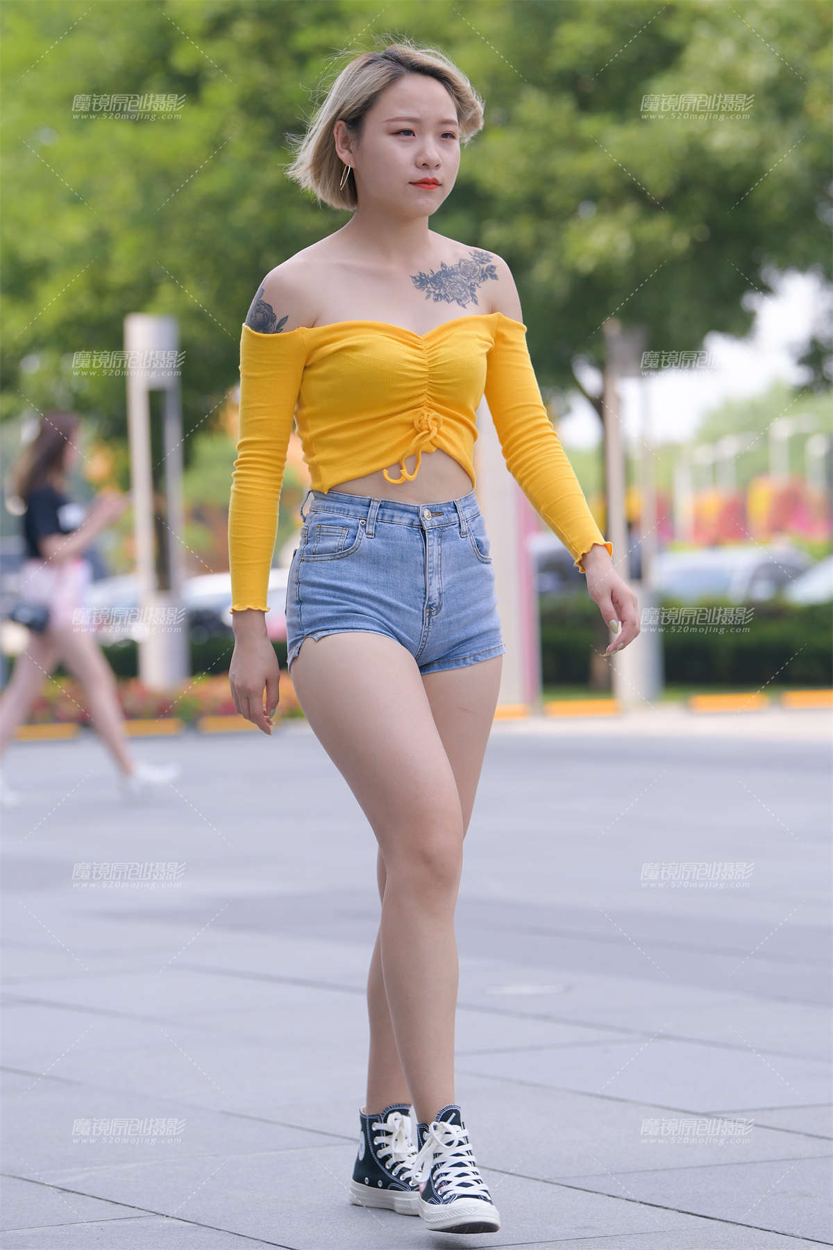 【红石赛帖】性感身材热裤美女-日更街拍