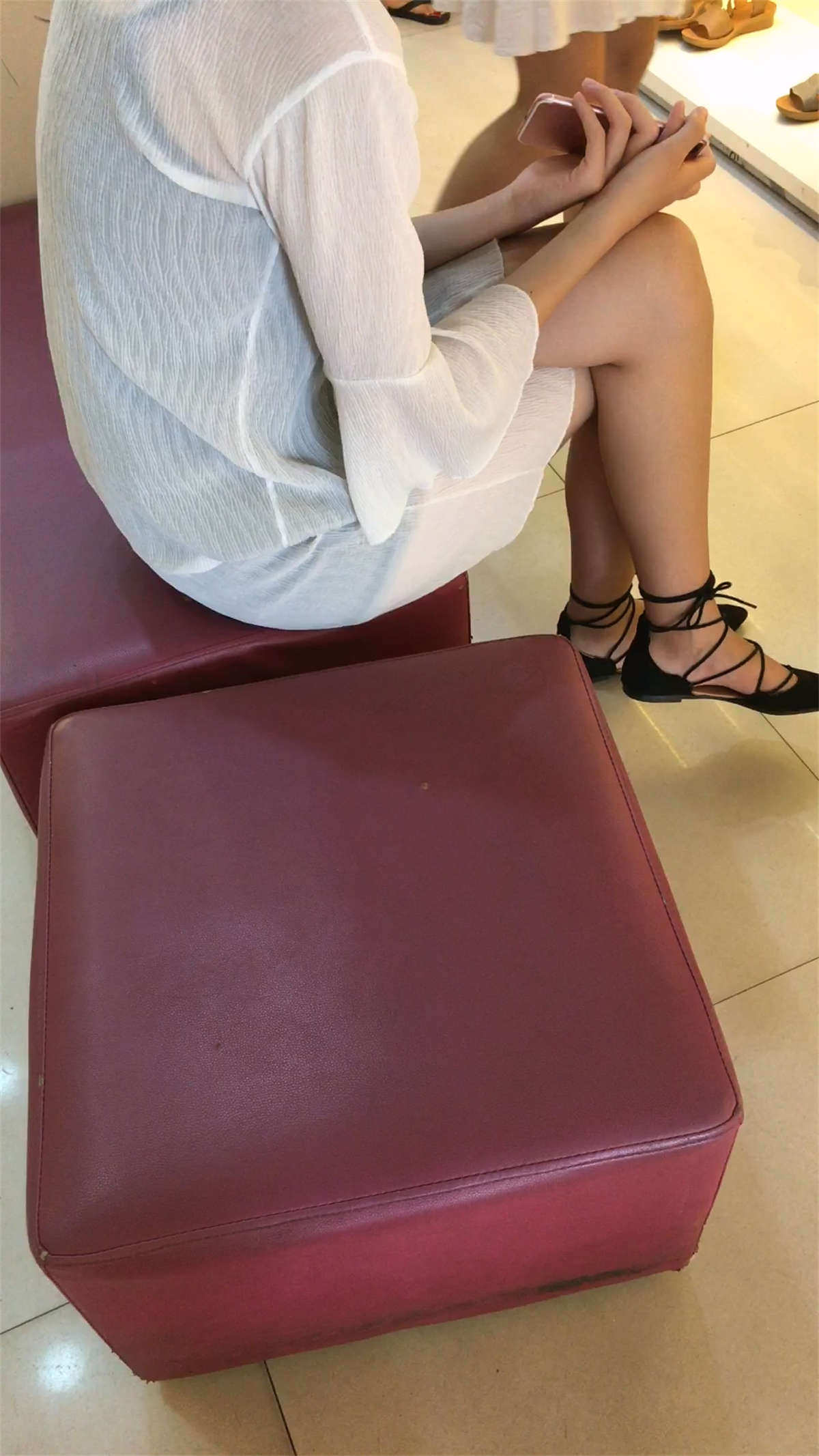 鞋店遇见极品美女试鞋-日更街拍