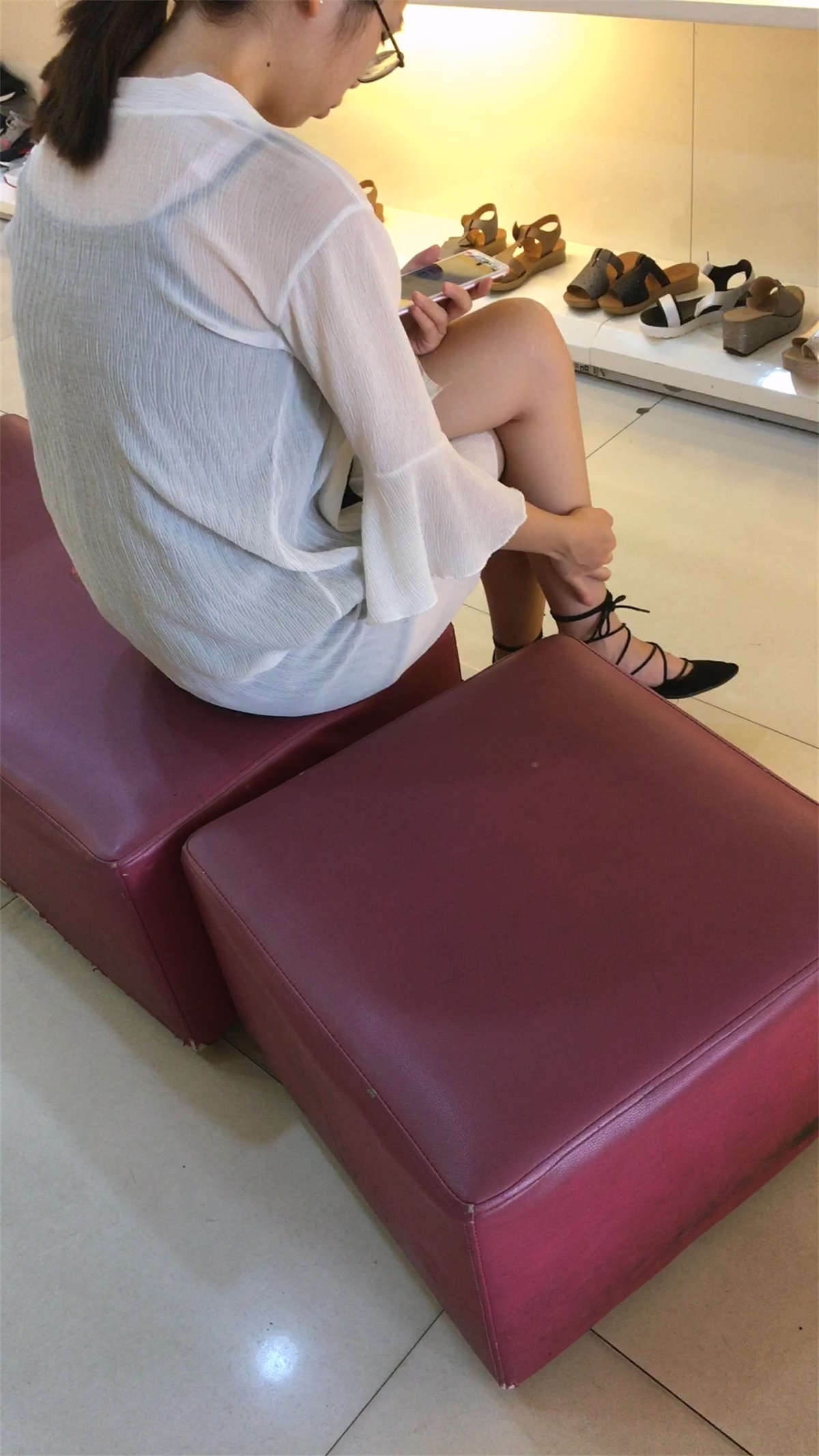 图片[2]-鞋店遇见极品美女试鞋-日更街拍