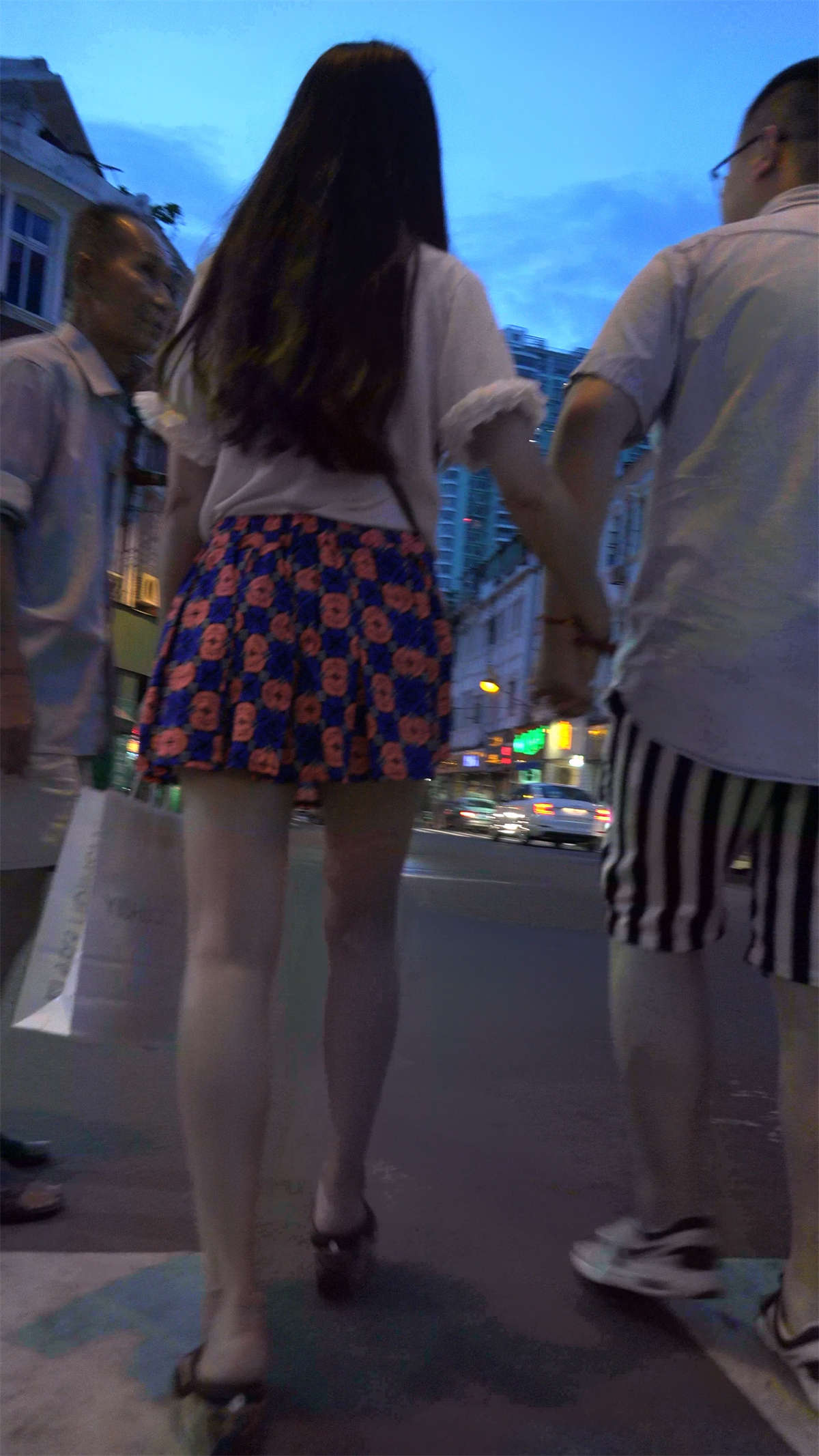 图片[2]-碎花连衣裙美腿美女-日更街拍