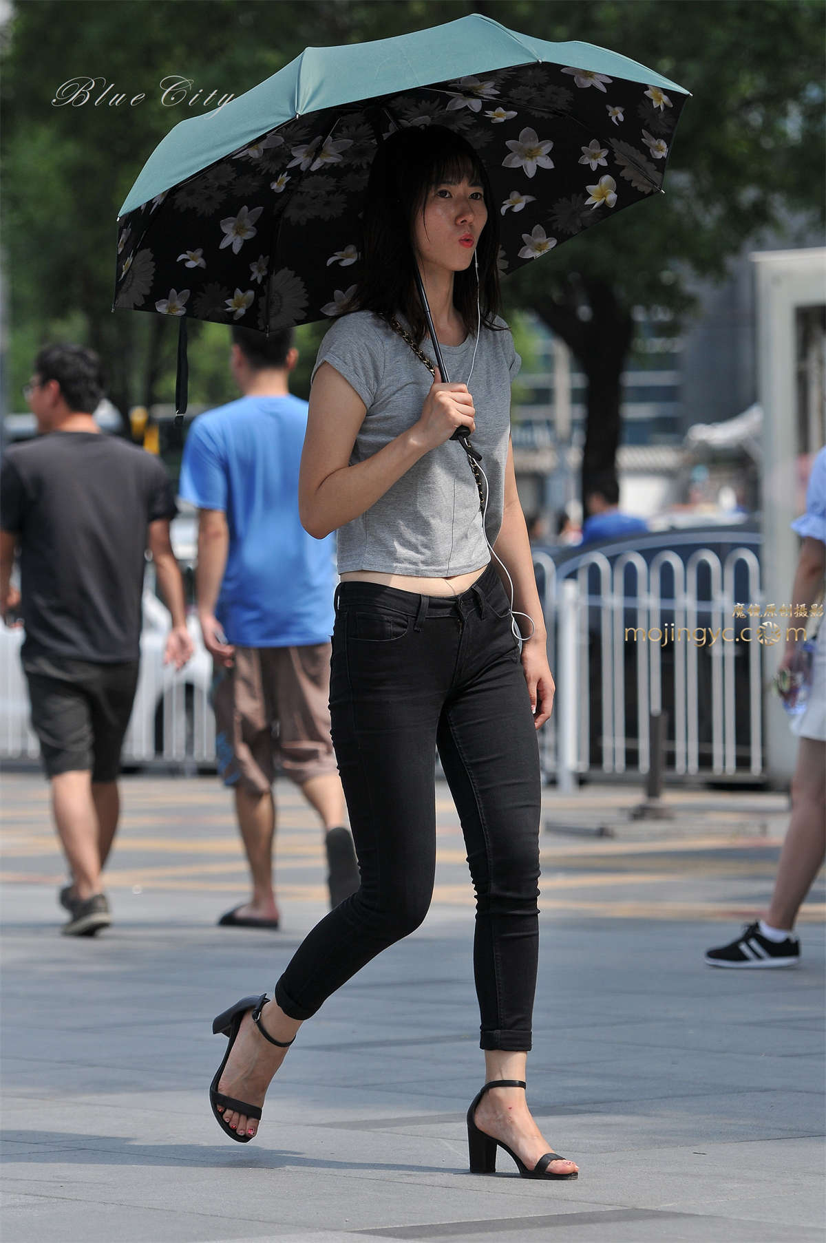 紧身牛仔 曲线诱人-日更街拍