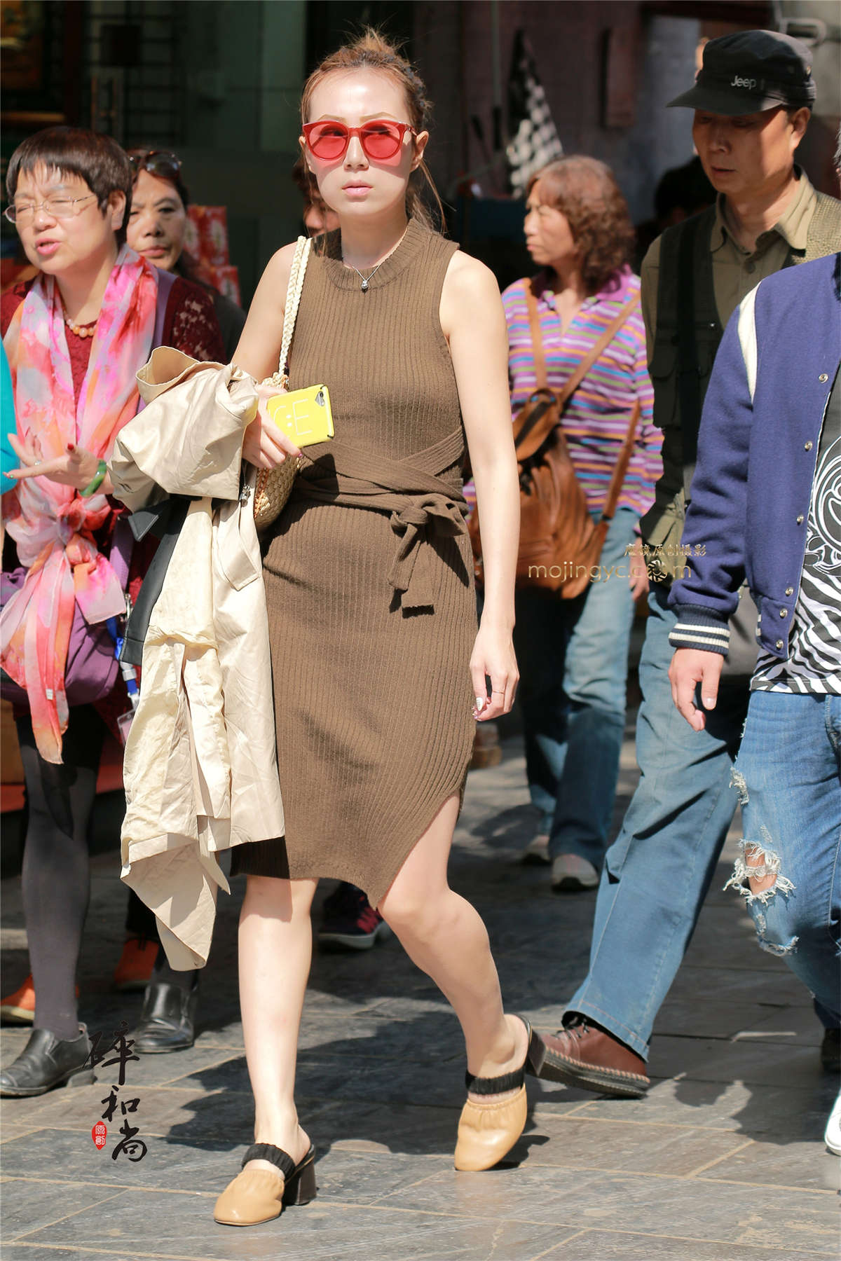 性感露背裹身美女（20P）-日更街拍