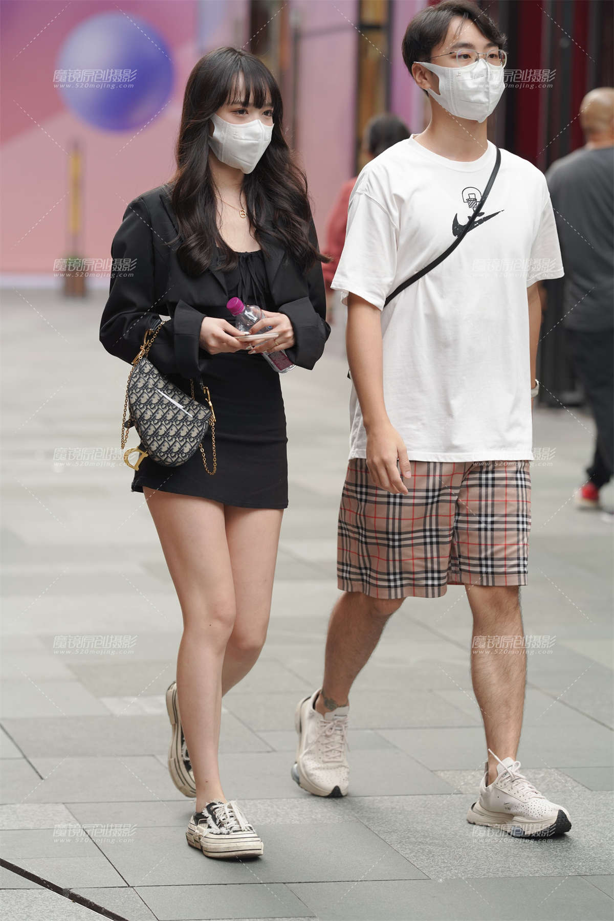 黑裙美眉-日更街拍