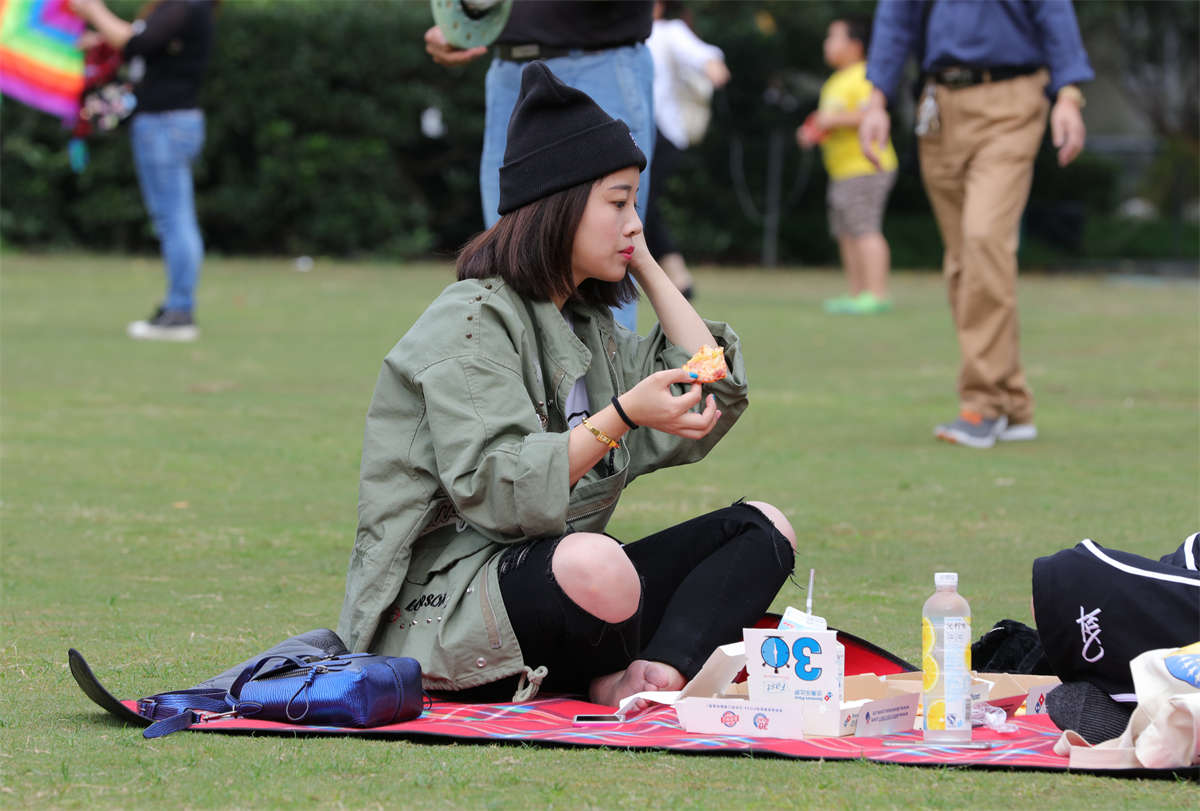 踏青公园街拍系列No.1356 青春可爱款型少女，一双小脚略带婴儿肥-日更街拍