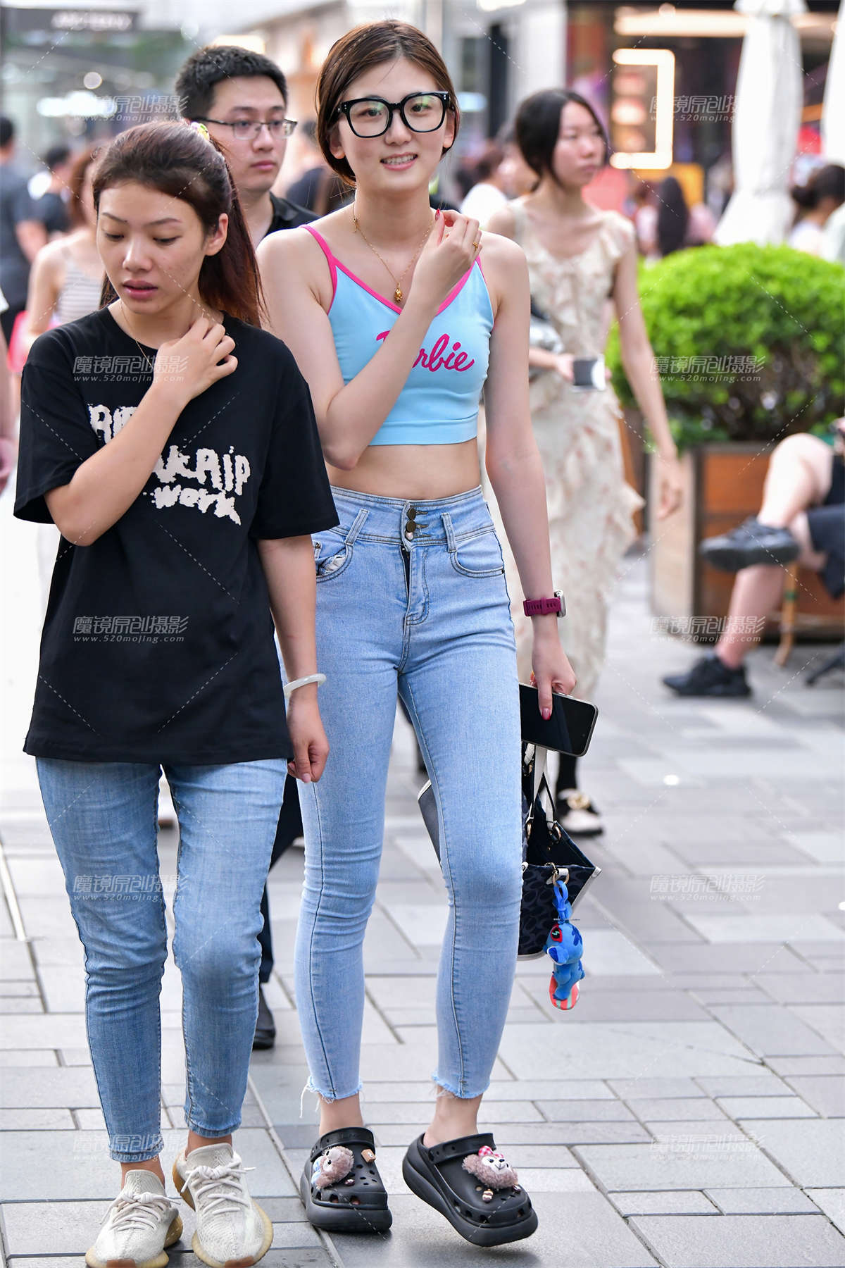 图片[2]-★九分浅色牛仔裤美女-日更街拍