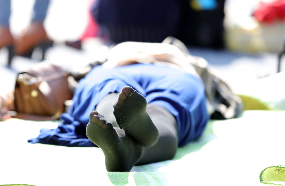 图片[2]-踏青公园街拍系列No.1332 黑丝不薄，但看的就是这份纤细修长的好身材-日更街拍