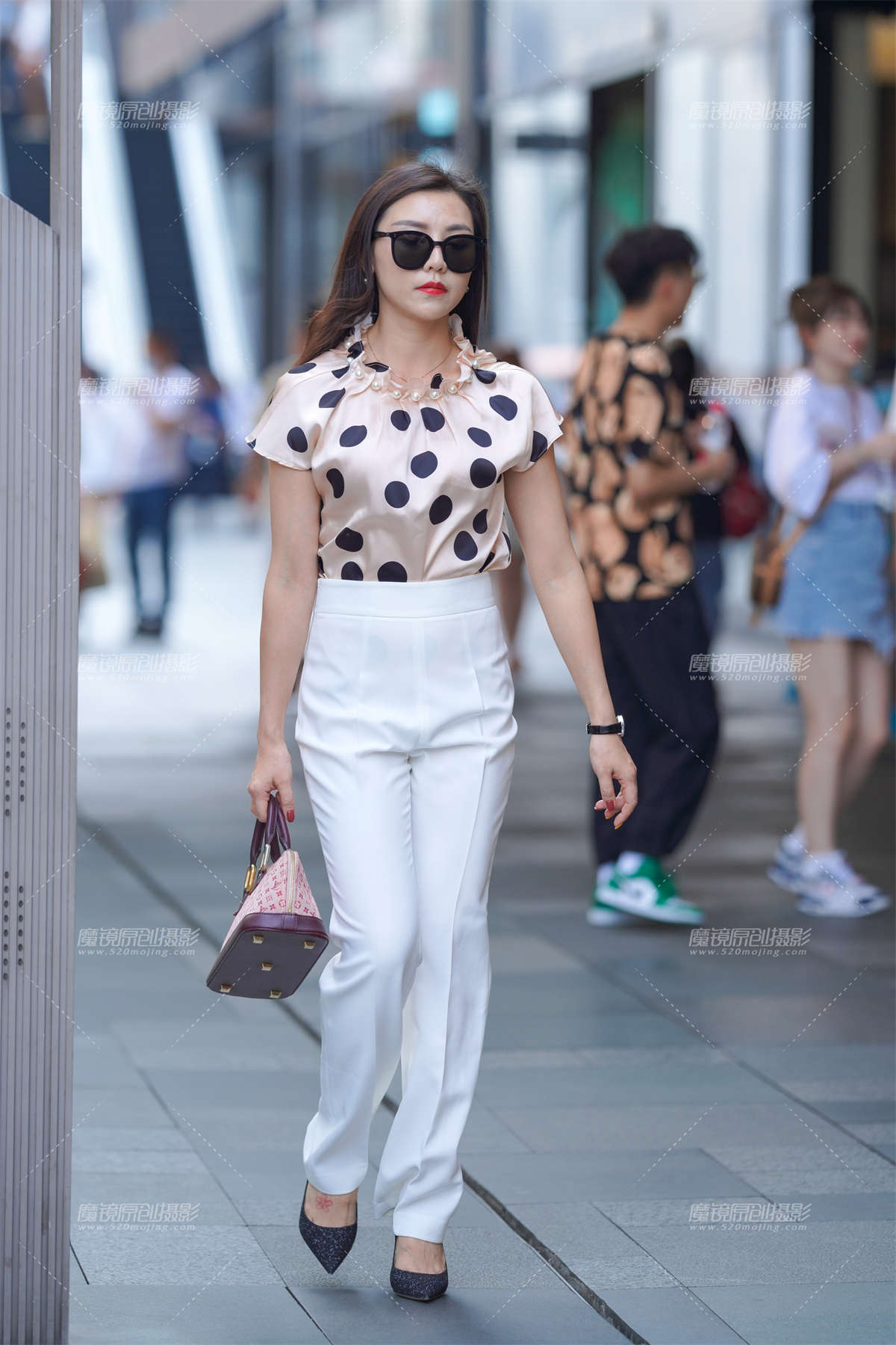 白裤女子-日更街拍