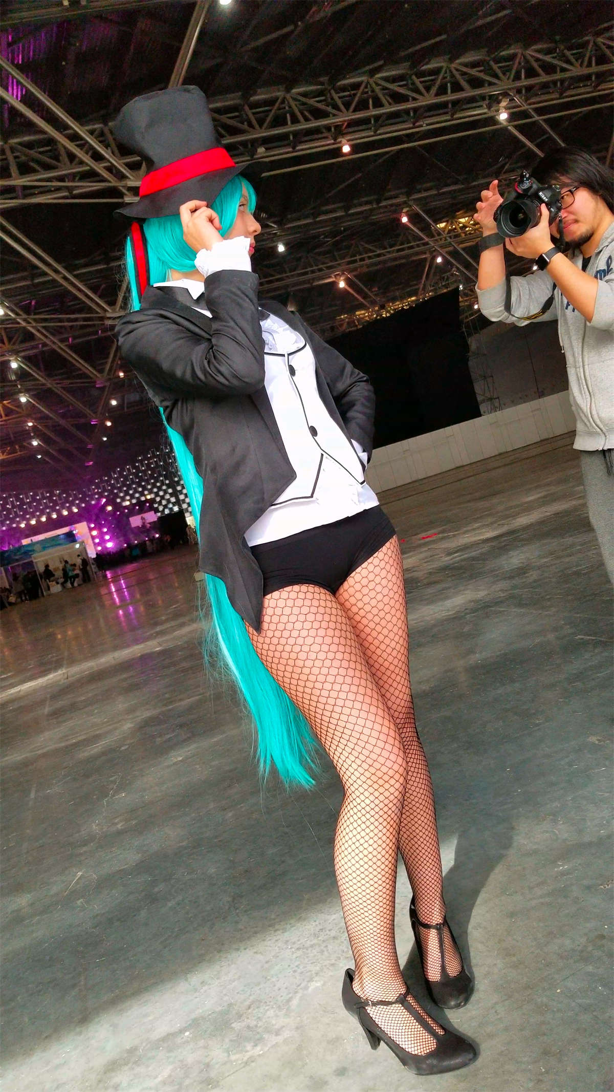 超短裤性感大眼网袜cosplay的美少女-日更街拍