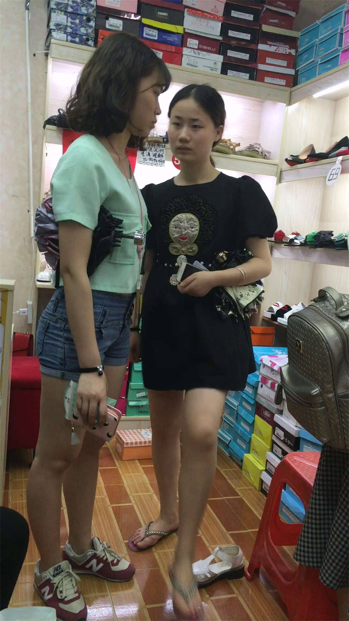 鞋店买鞋的蓝色紧绷牛仔短裤极品短发妹子-日更街拍