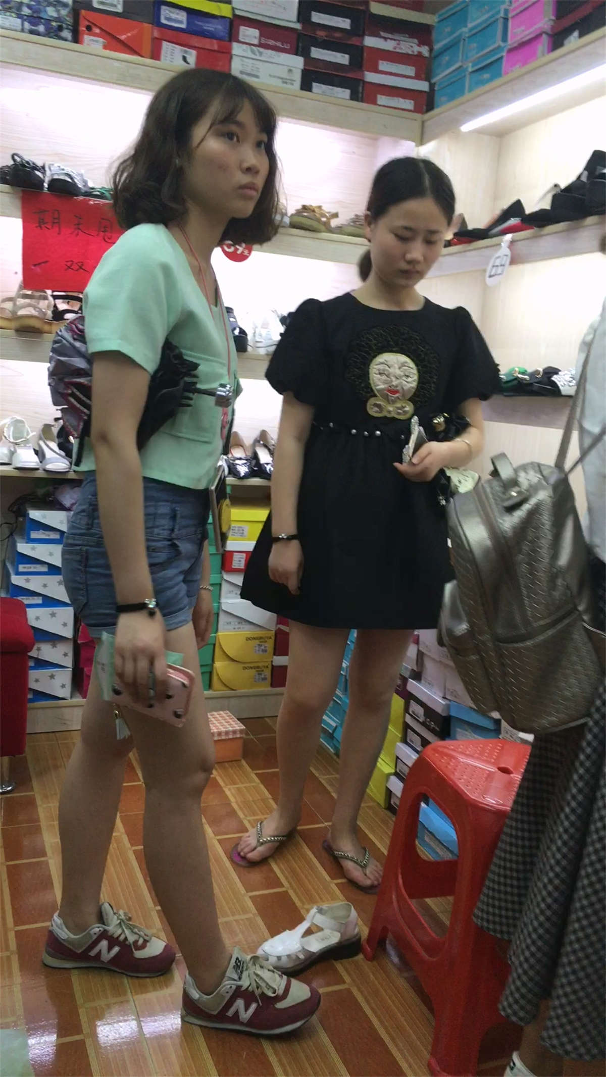 图片[2]-鞋店买鞋的蓝色紧绷牛仔短裤极品短发妹子-日更街拍