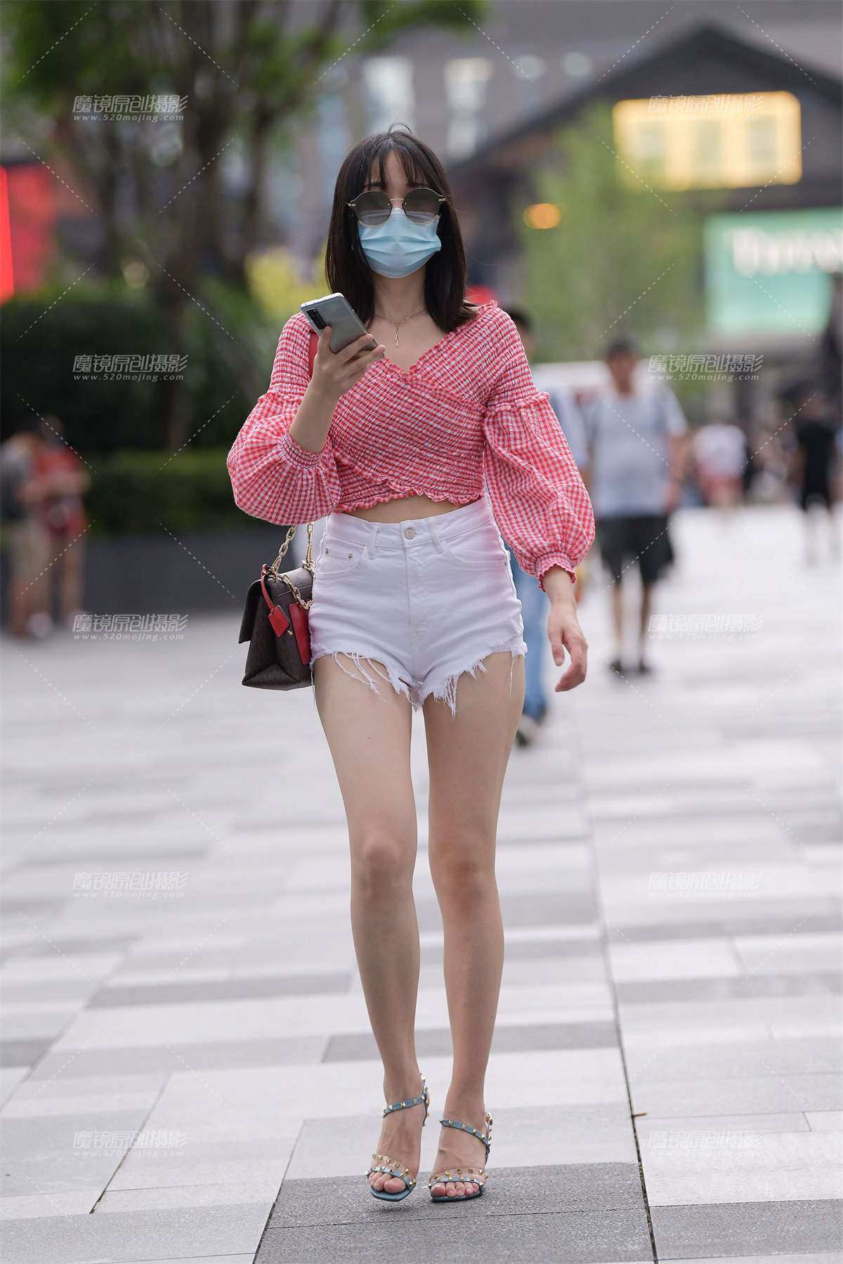 热裤大白腿女孩-日更街拍