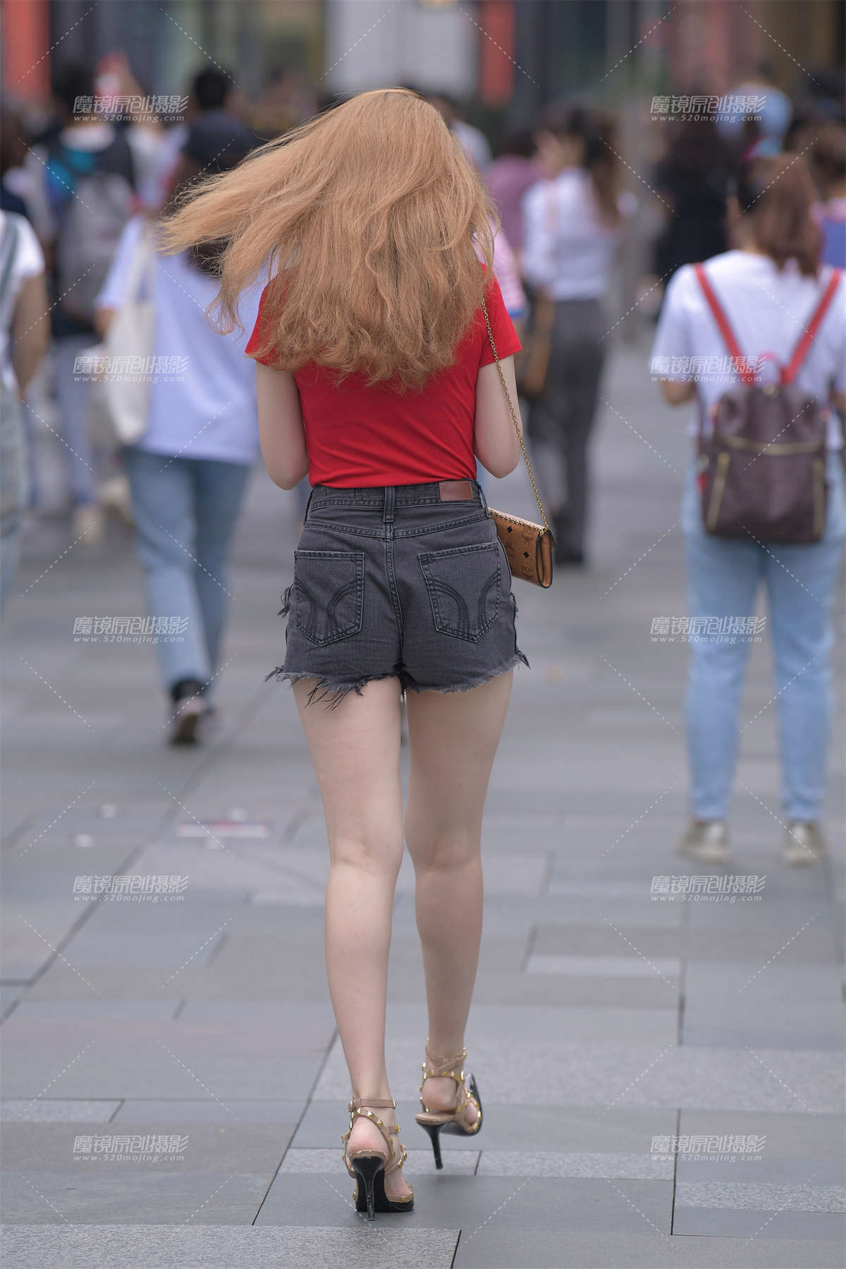 图片[2]-大白腿，热裤高跟MM-日更街拍