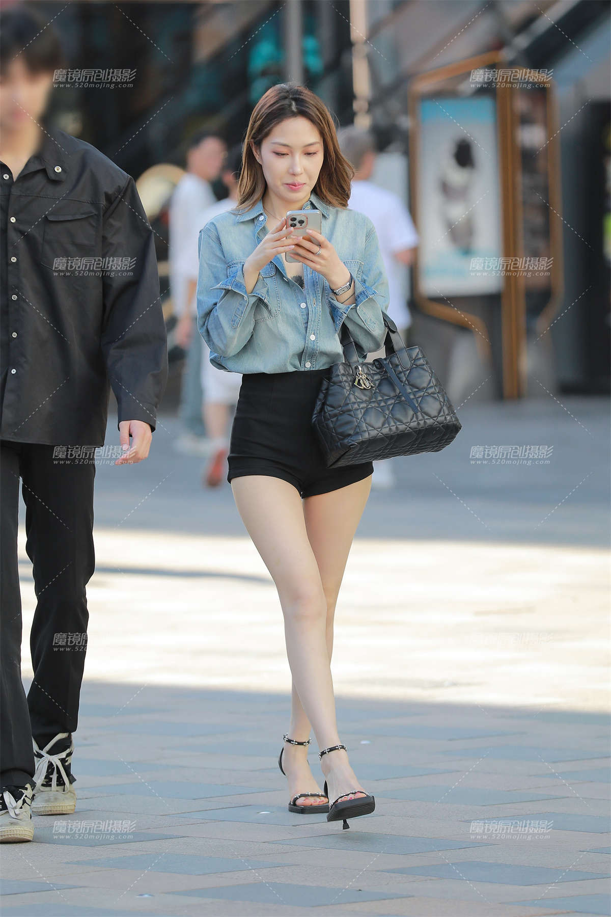 图片[2]-黑色热裤高跟美女-日更街拍