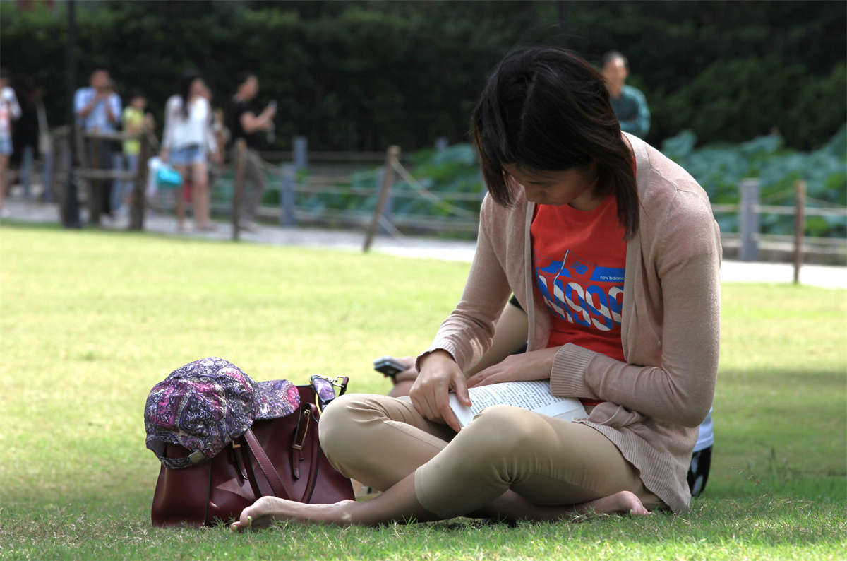 图片[2]-踏青公园街拍系列No.82 静心阅读的韵妇-日更街拍