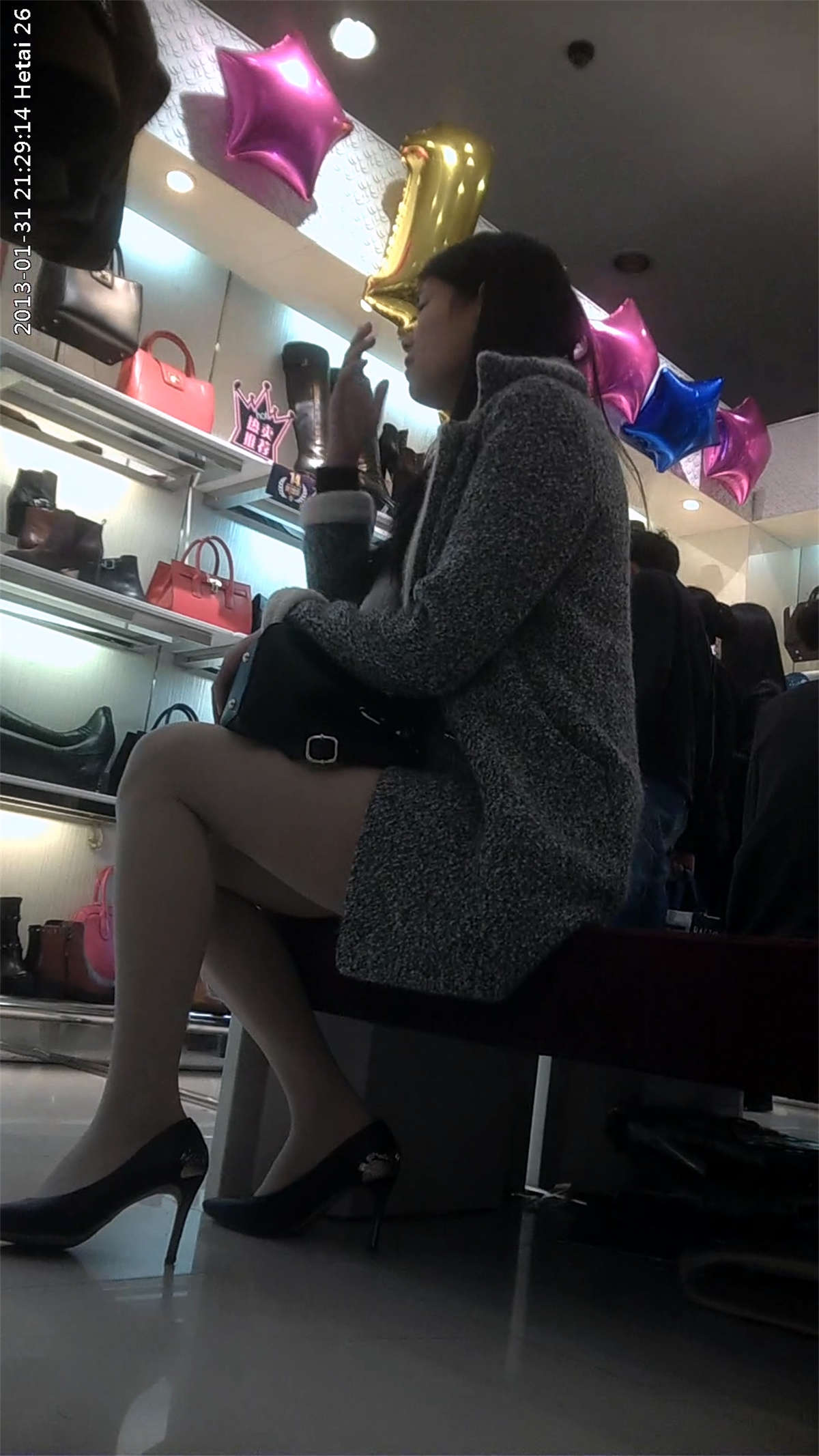 图片[2]-两个长腿肉丝美女试鞋犹豫不决-日更街拍