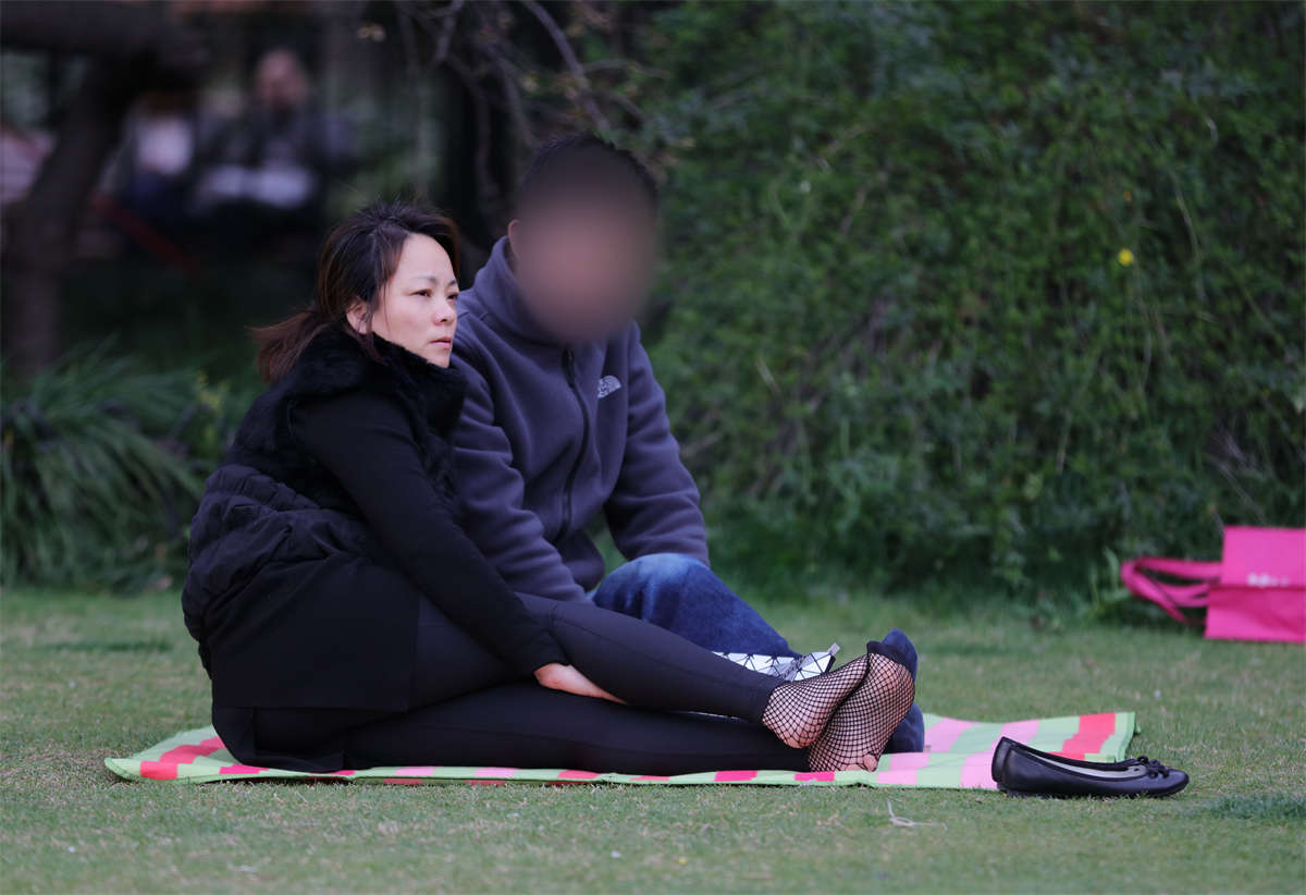 踏青公园街拍系列No.1333 黑网今年流行之后，看看穿在熟女脚上的感觉-日更街拍