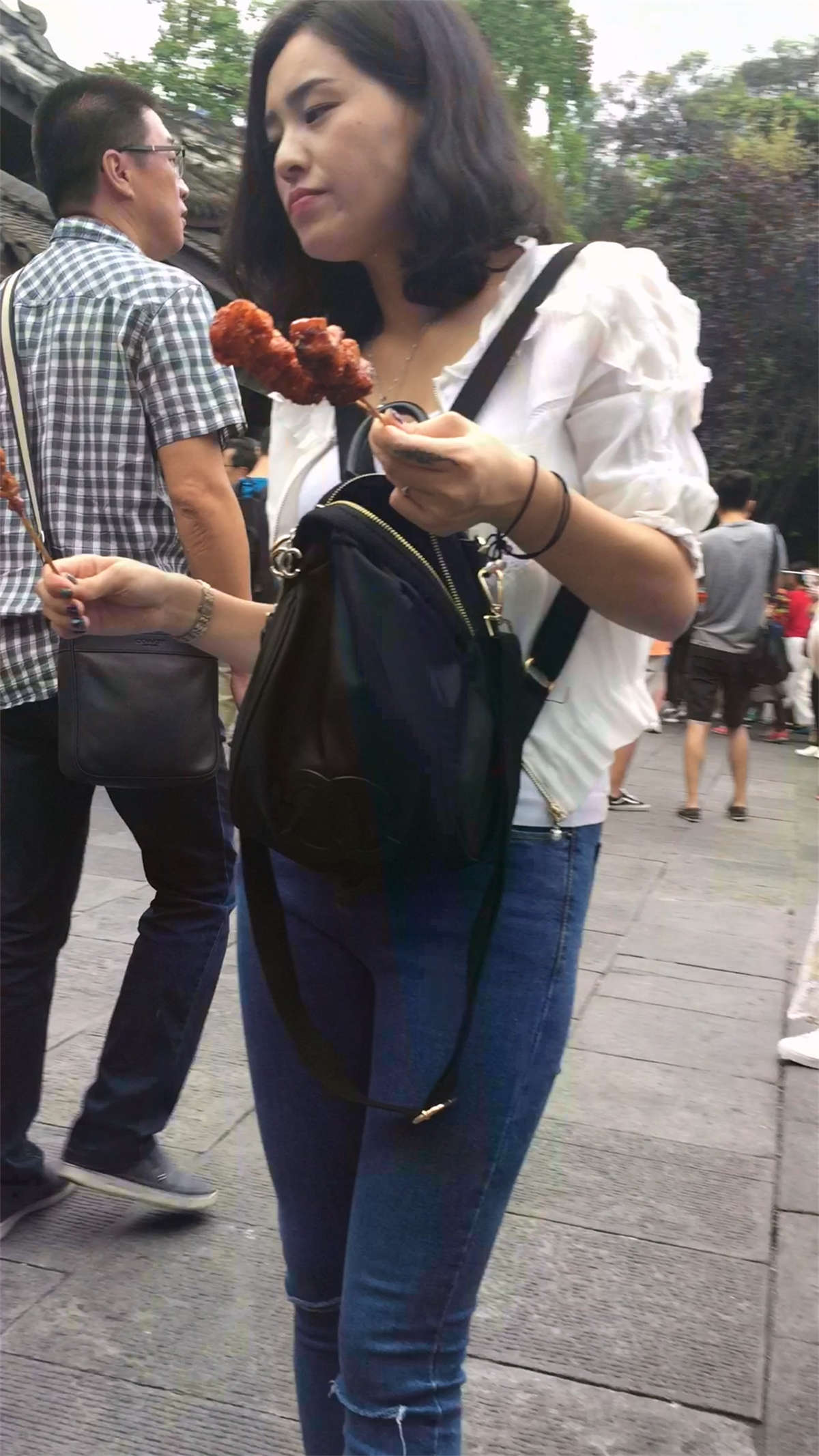 图片[2]-白衬衫紧身蓝牛美女路边撸串-日更街拍