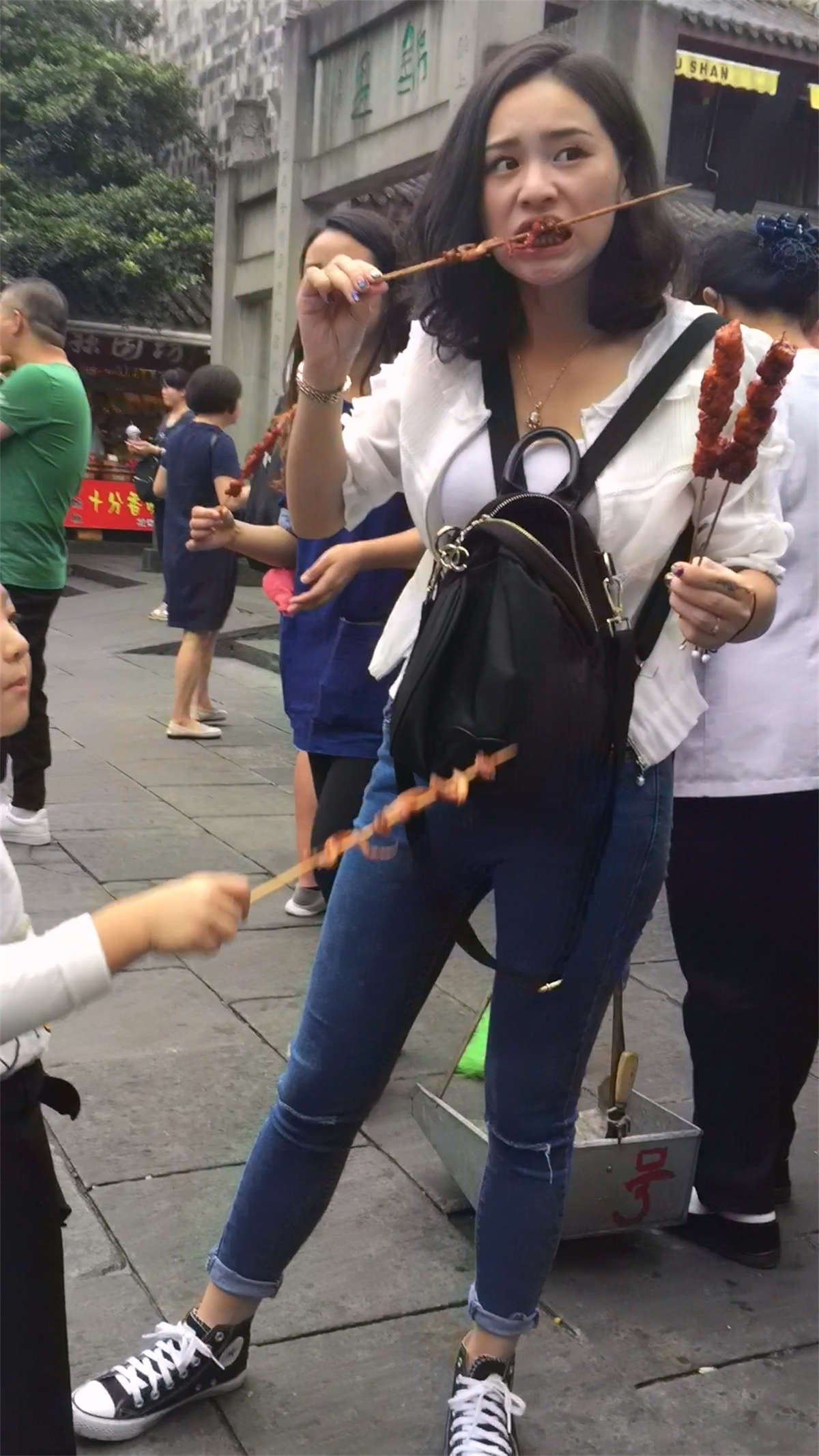 白衬衫紧身蓝牛美女路边撸串-日更街拍