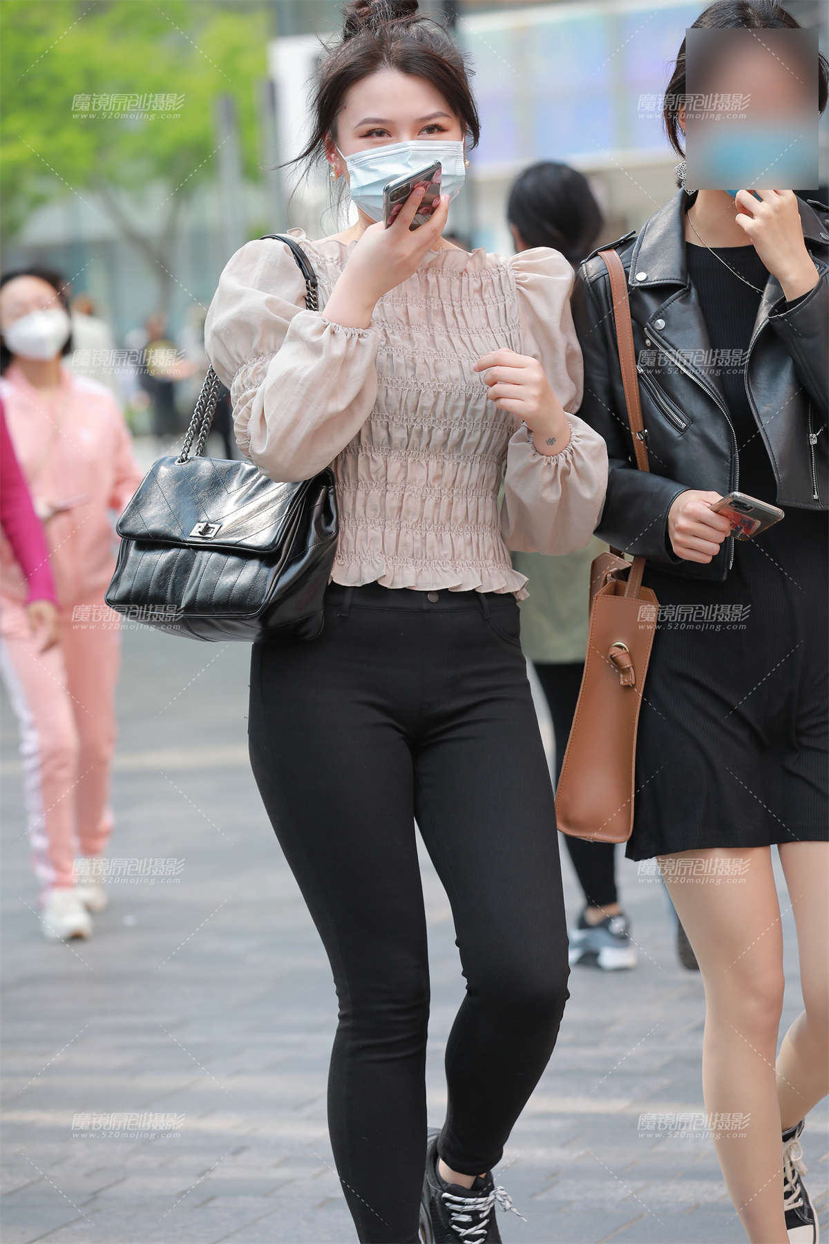 图片[2]-【玻璃街拍】黑色牛仔裤小姐姐-日更街拍