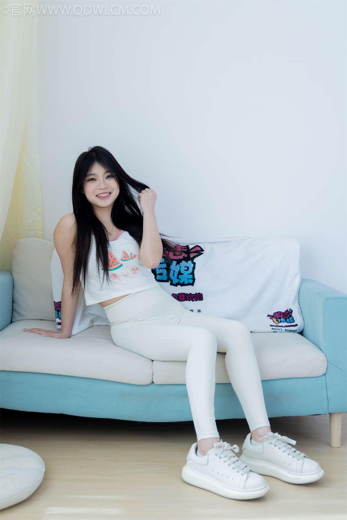 物恋传媒 NO.2276 闪闪-板鞋、白船袜（自然穿脏）、蓝船袜（自然穿脏）、裸足-日更街拍