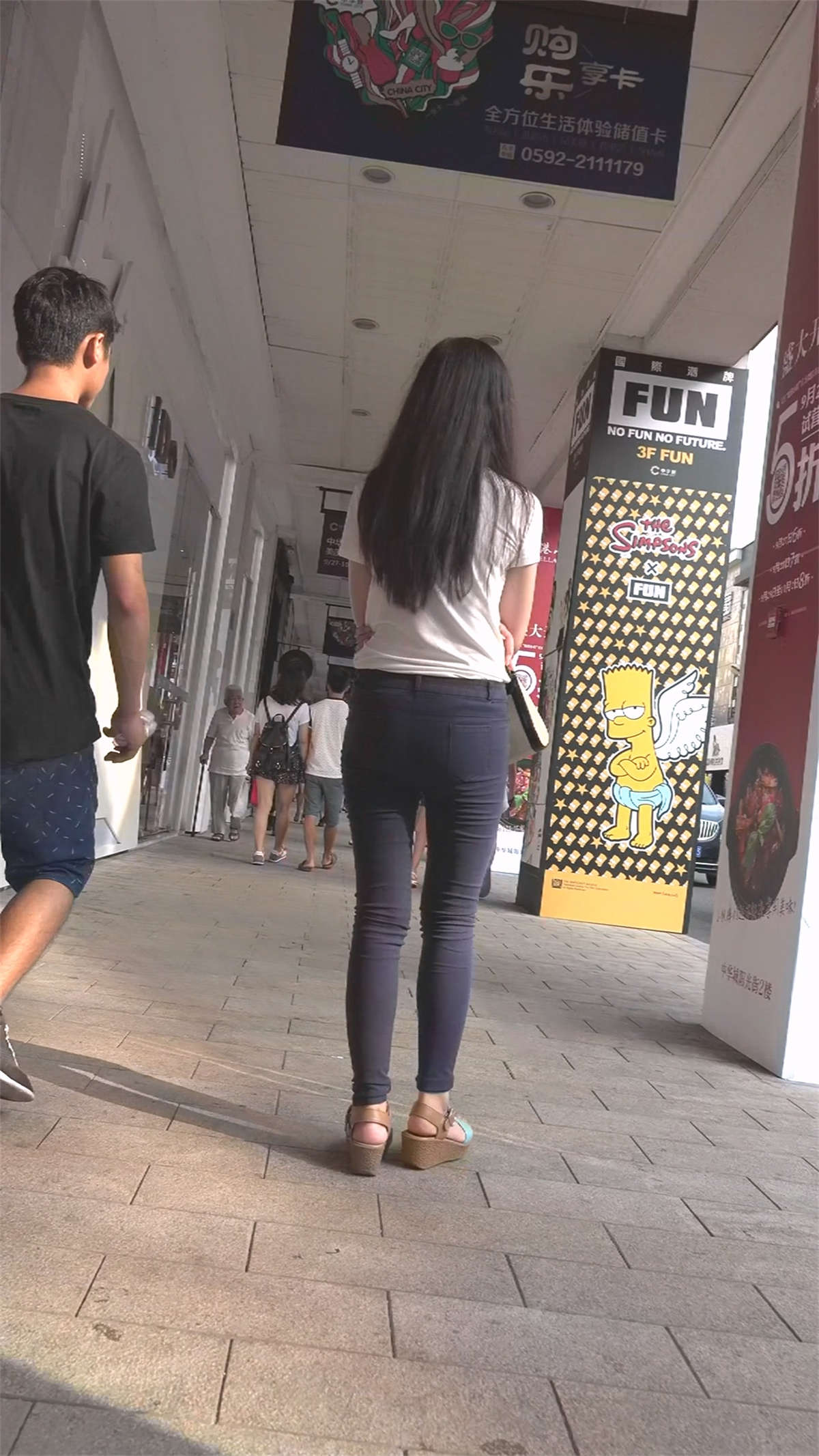 图片[2]-紧臀打底裤小妹身材好-日更街拍