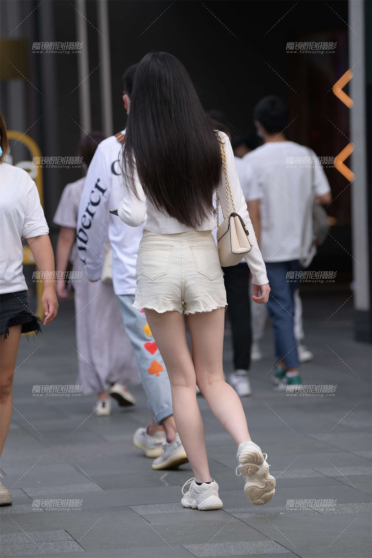 图片[2]-热裤大白腿女生-日更街拍