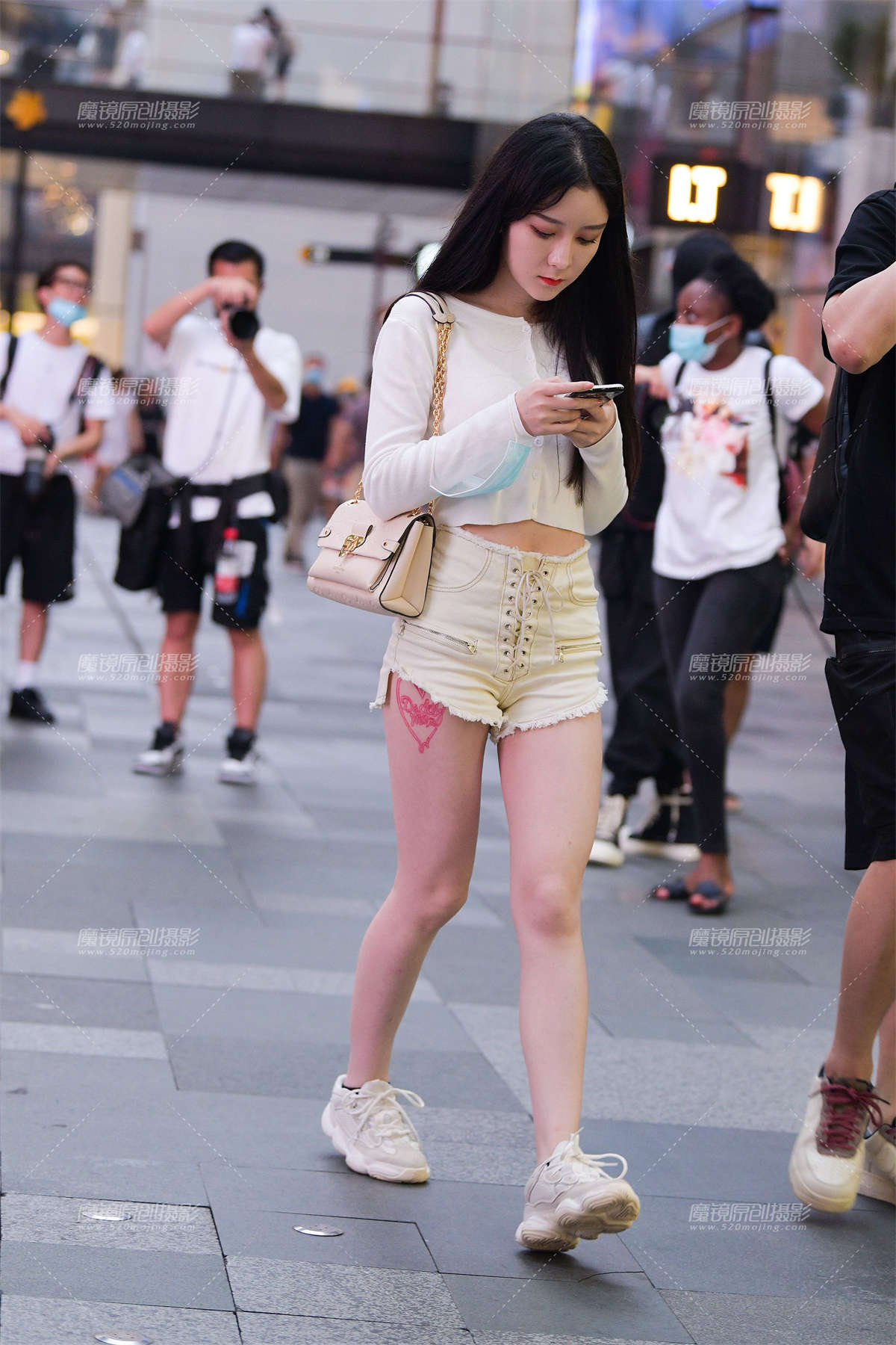 热裤大白腿女生-日更街拍