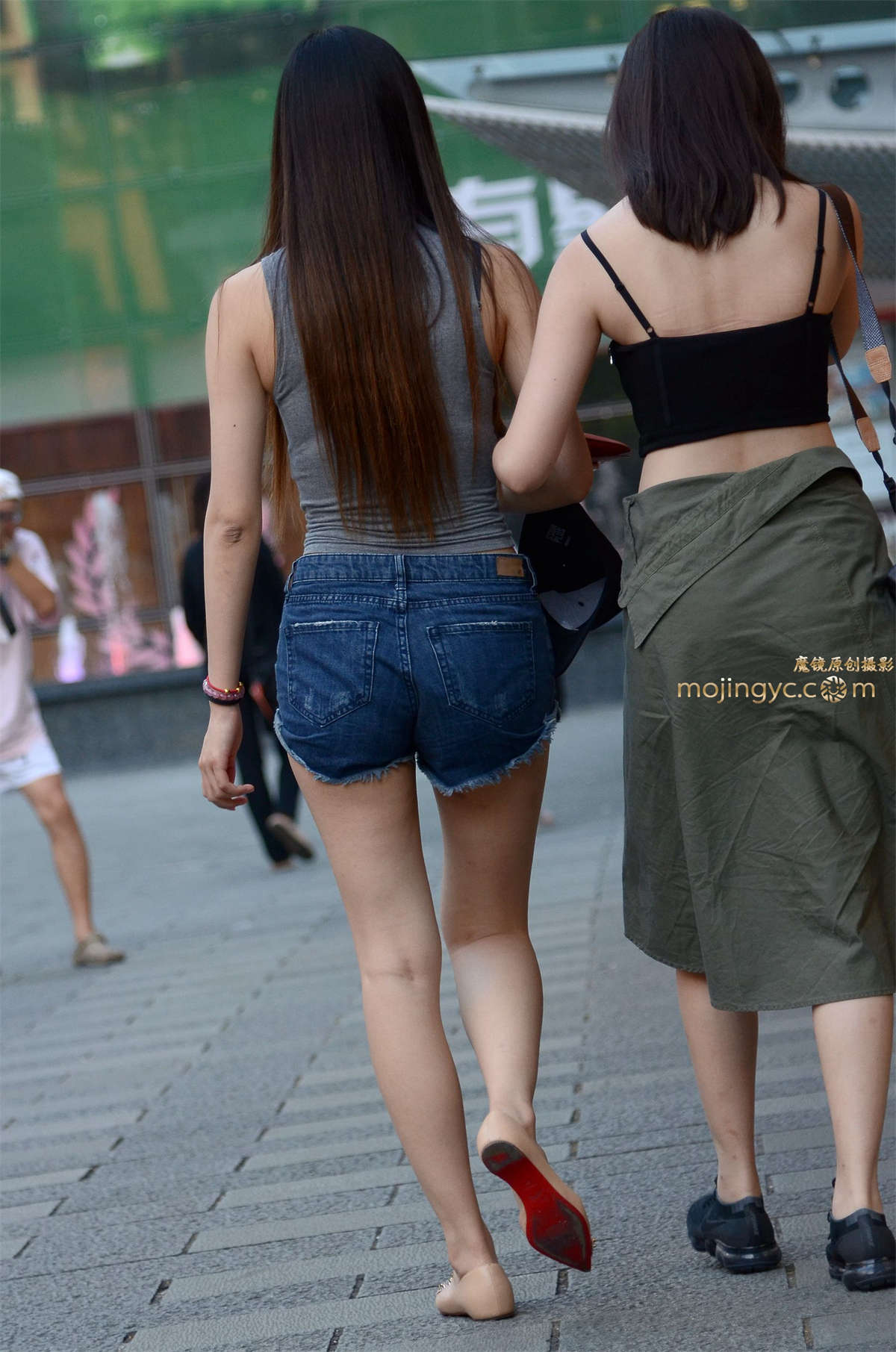 图片[2]-【验证街拍大赛NO.5】神摄手赛03 性感的无袖V领紧身衣-日更街拍