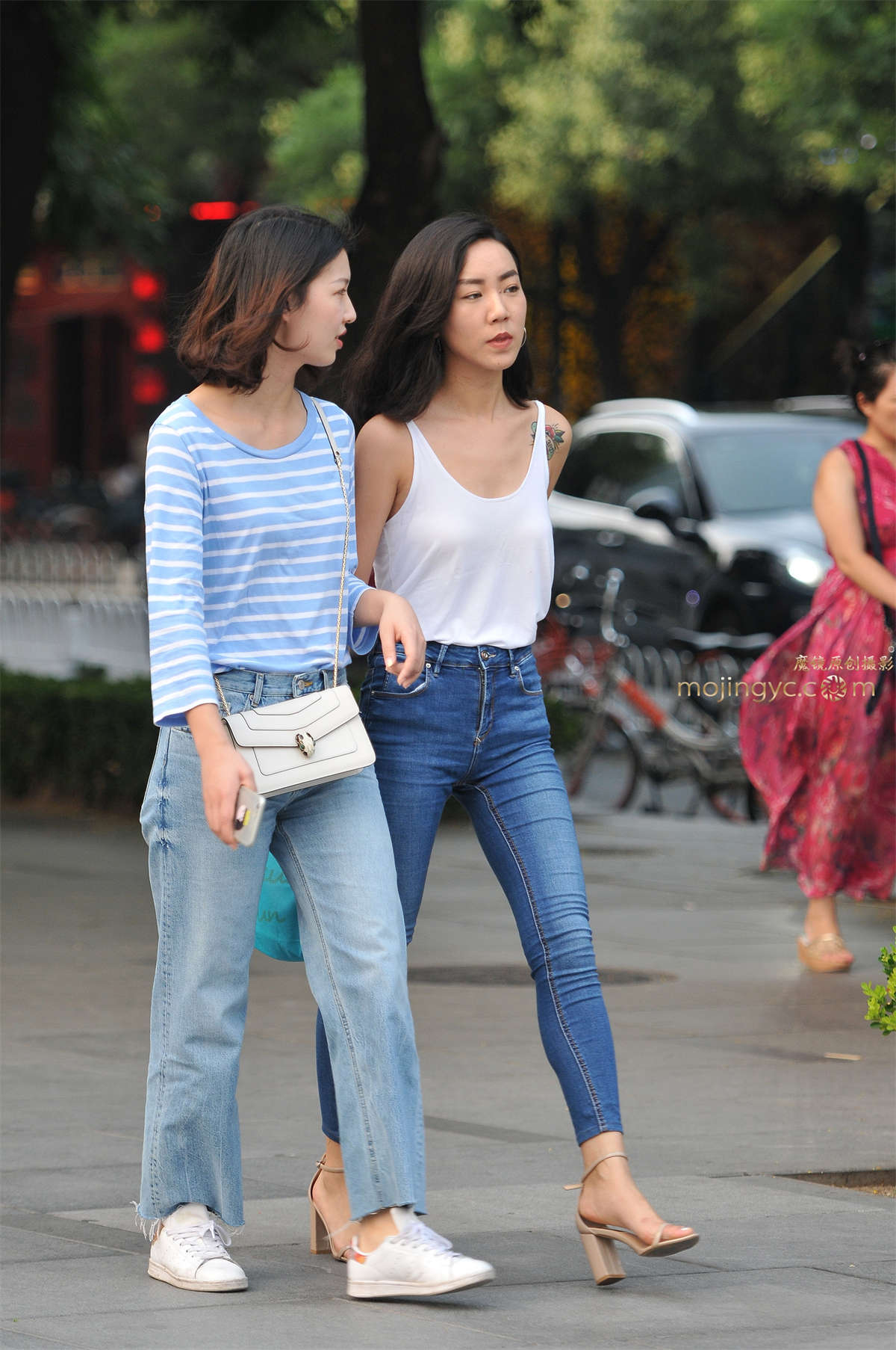 紧身牛仔美腿-日更街拍