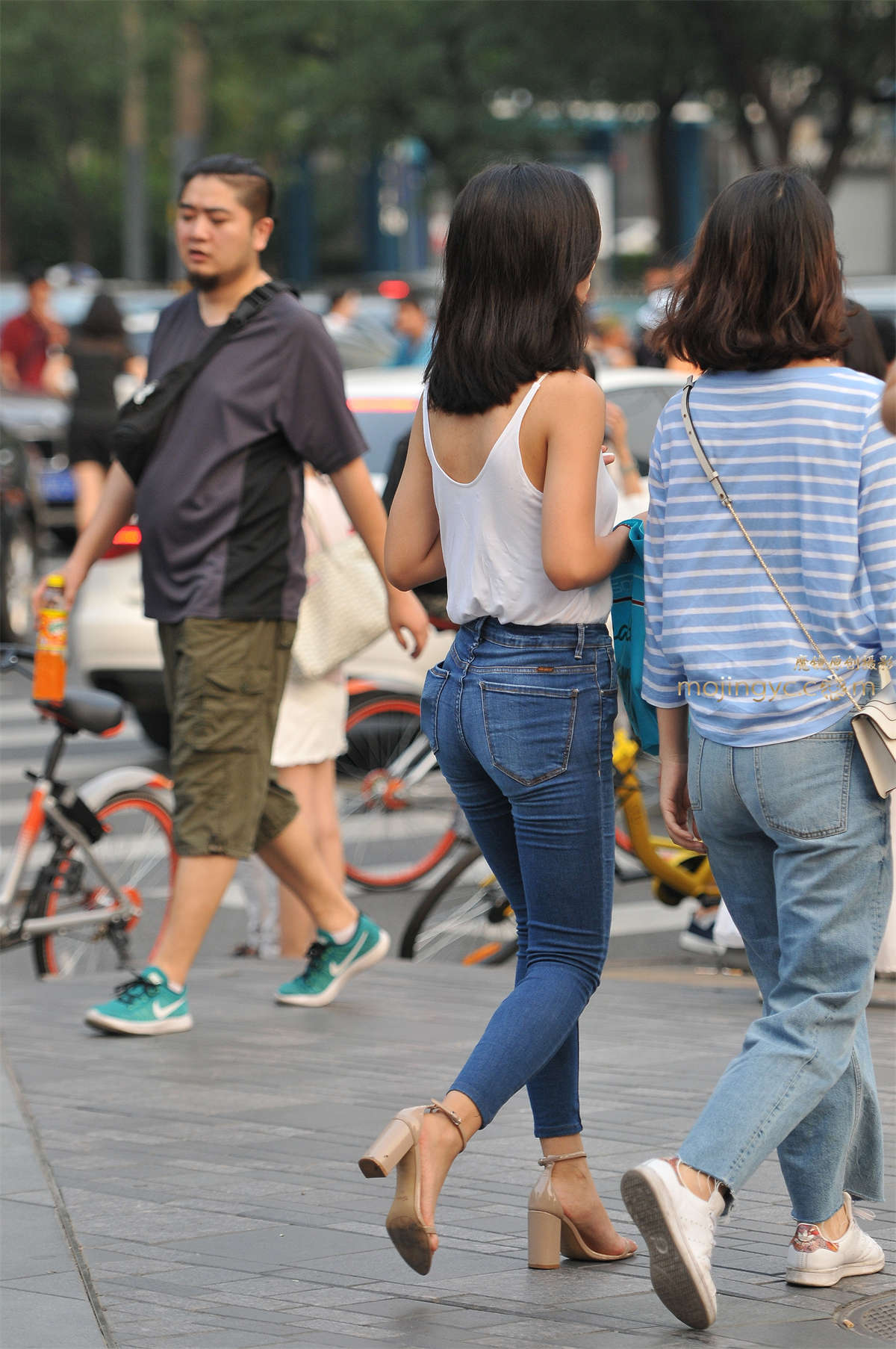 图片[2]-紧身牛仔美腿-日更街拍