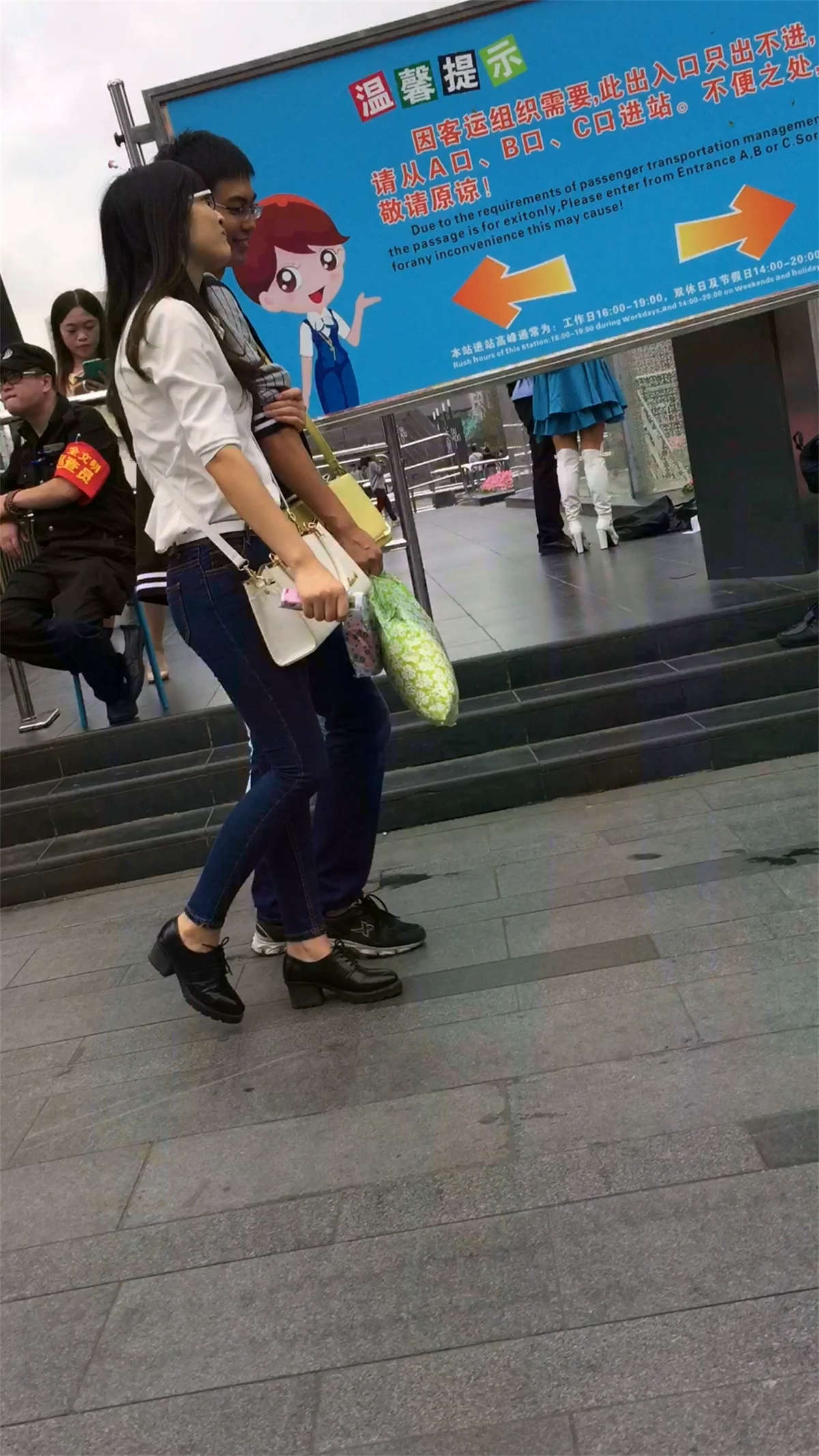 图片[2]-白衬衫紧身蓝牛气质美女-日更街拍