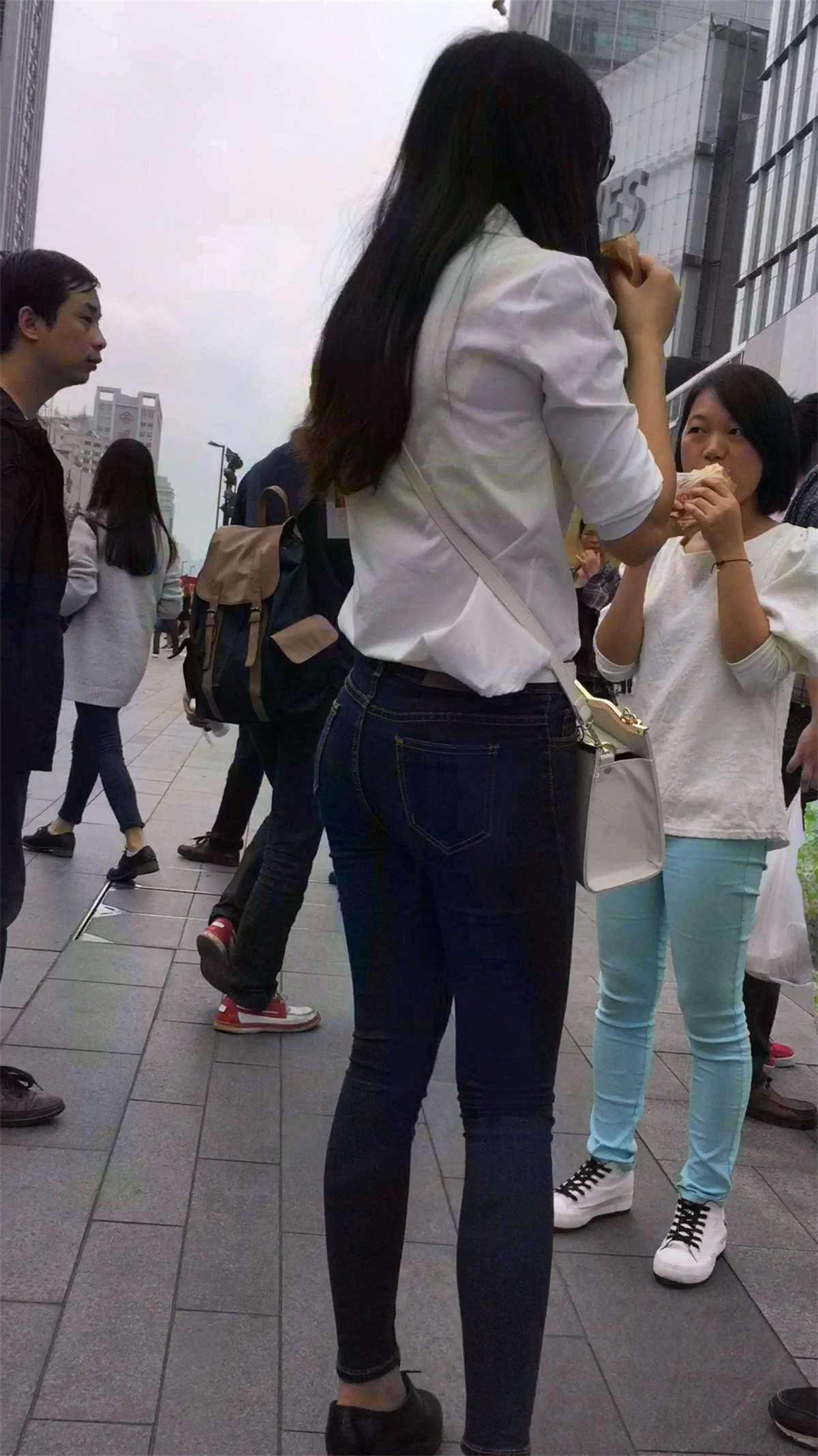 白衬衫紧身蓝牛气质美女-日更街拍