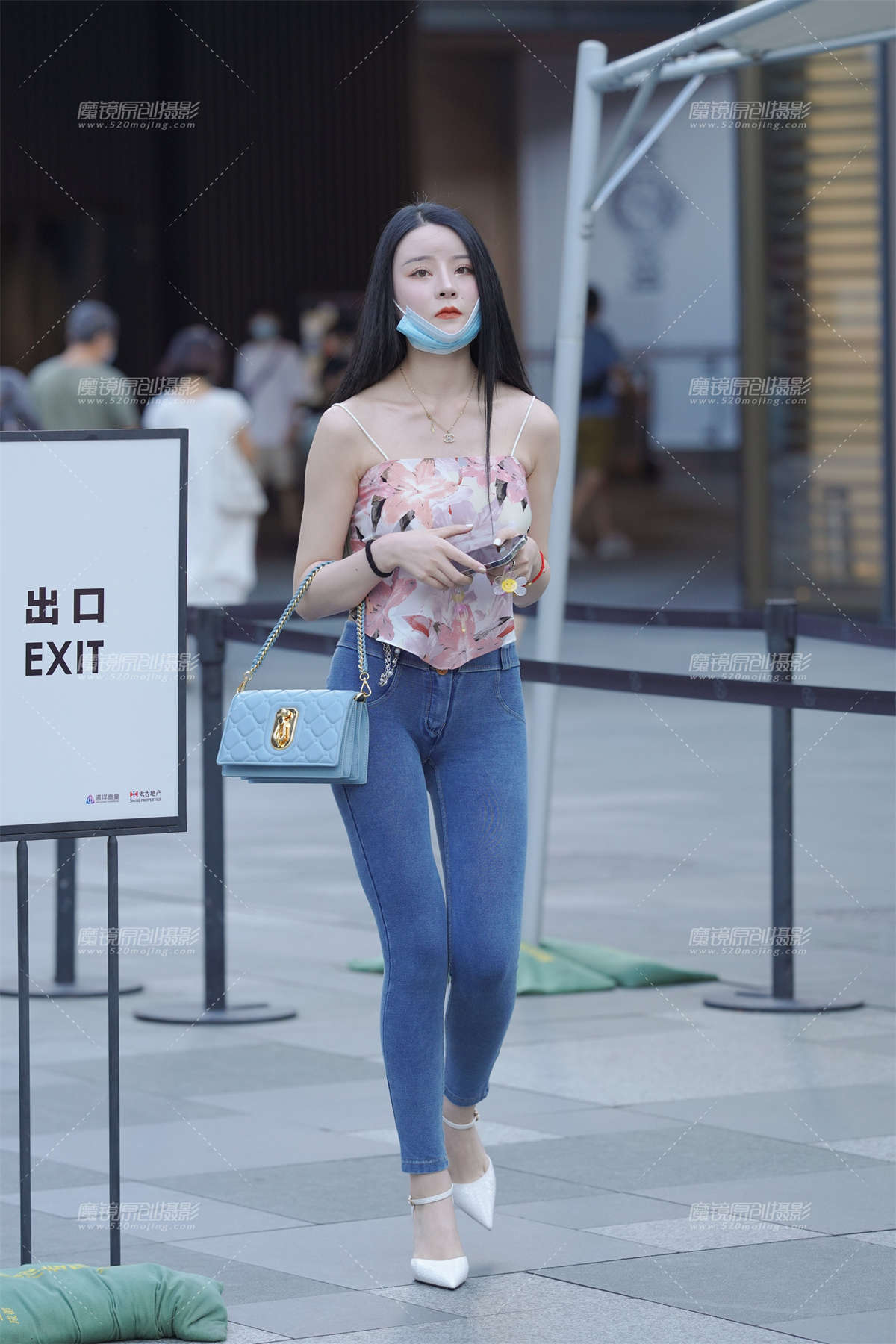 紧牛大长腿格外吸金-日更街拍