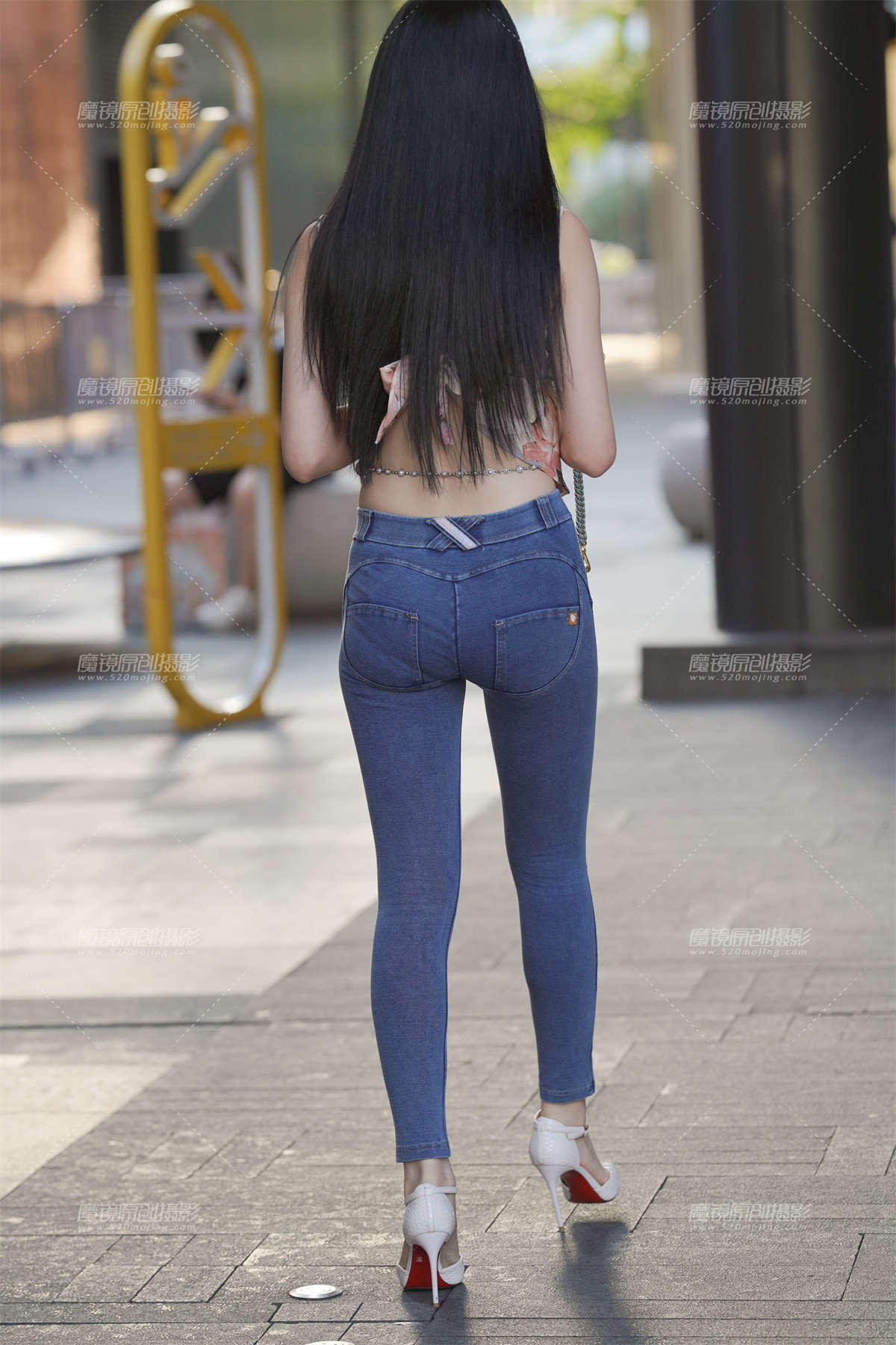 图片[2]-紧牛大长腿格外吸金-日更街拍