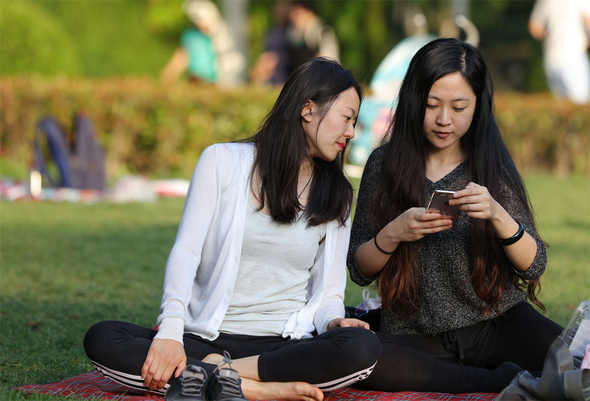 图片[2]-踏青公园街拍系列No.1334 美少女一双挑不出毛病的精美素足 第2套-日更街拍