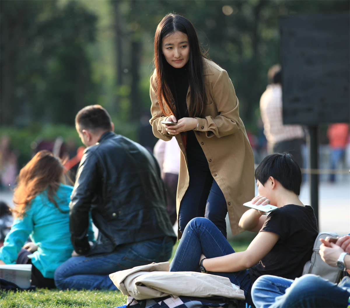 图片[2]-踏青公园街拍系列No.83 长发女孩-日更街拍