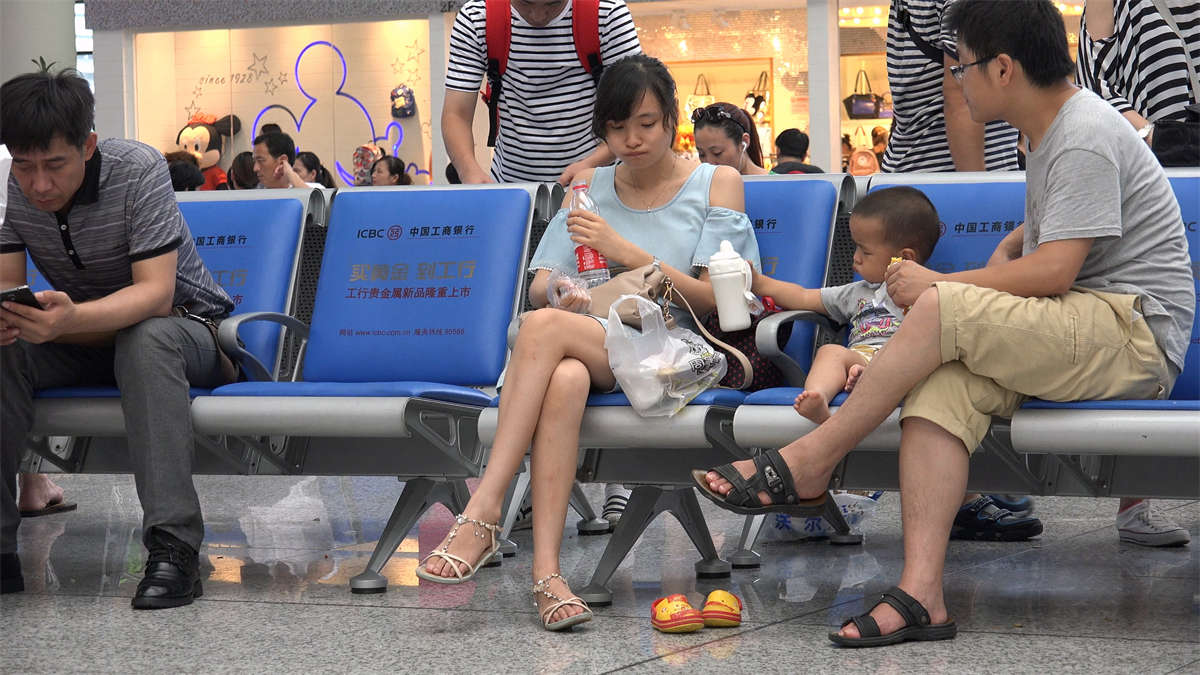 图片[2]-候车室里的清秀少妇秀足，二趾微长，脚型纤细-日更街拍