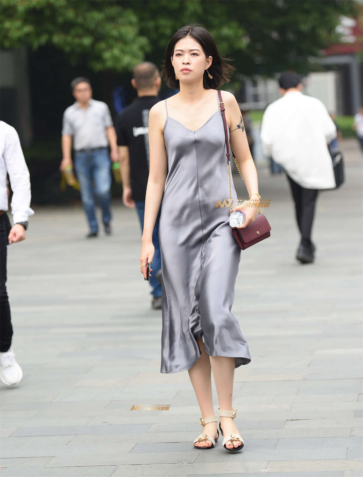 骨干妹子，迎面走来-日更街拍