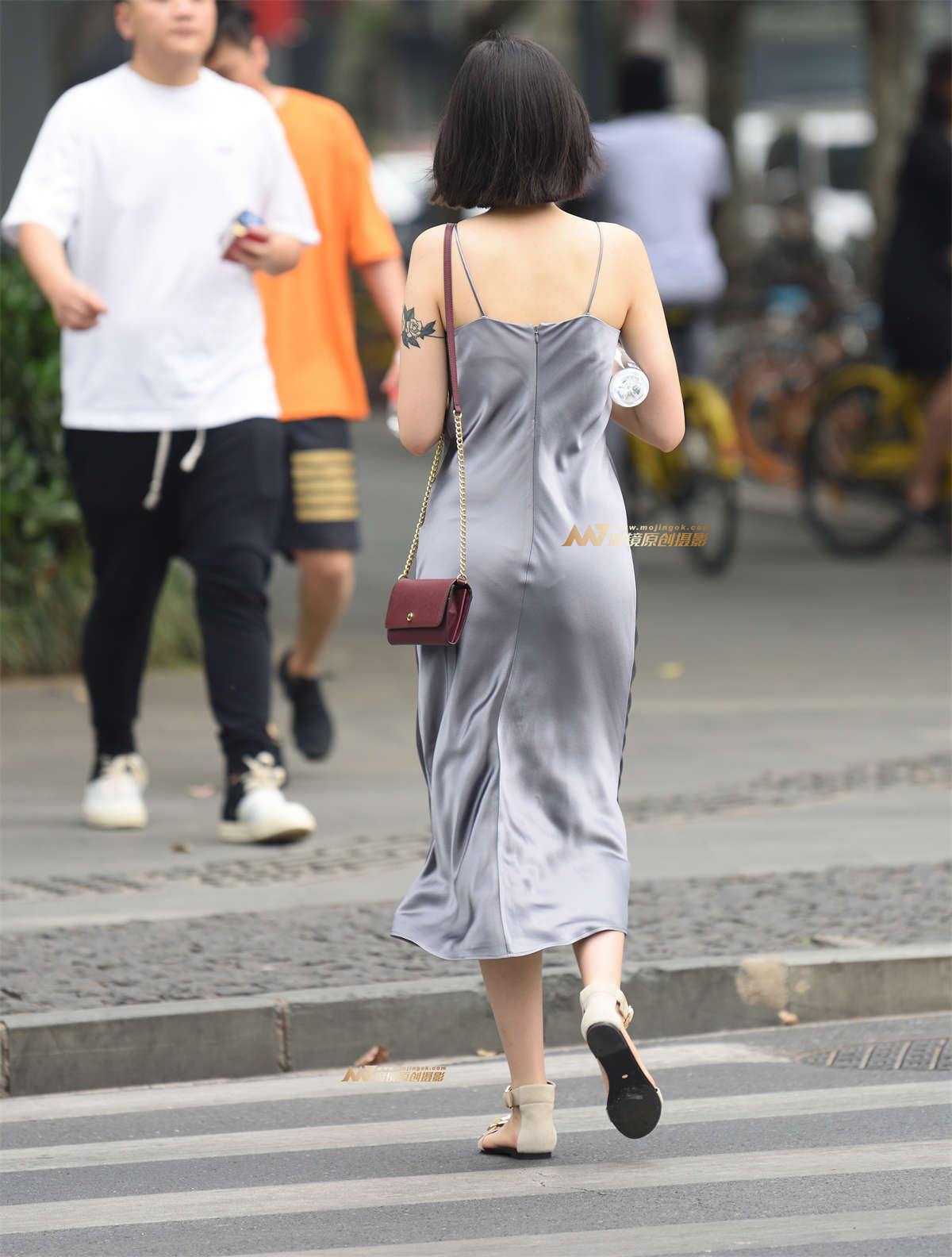 图片[2]-骨干妹子，迎面走来-日更街拍