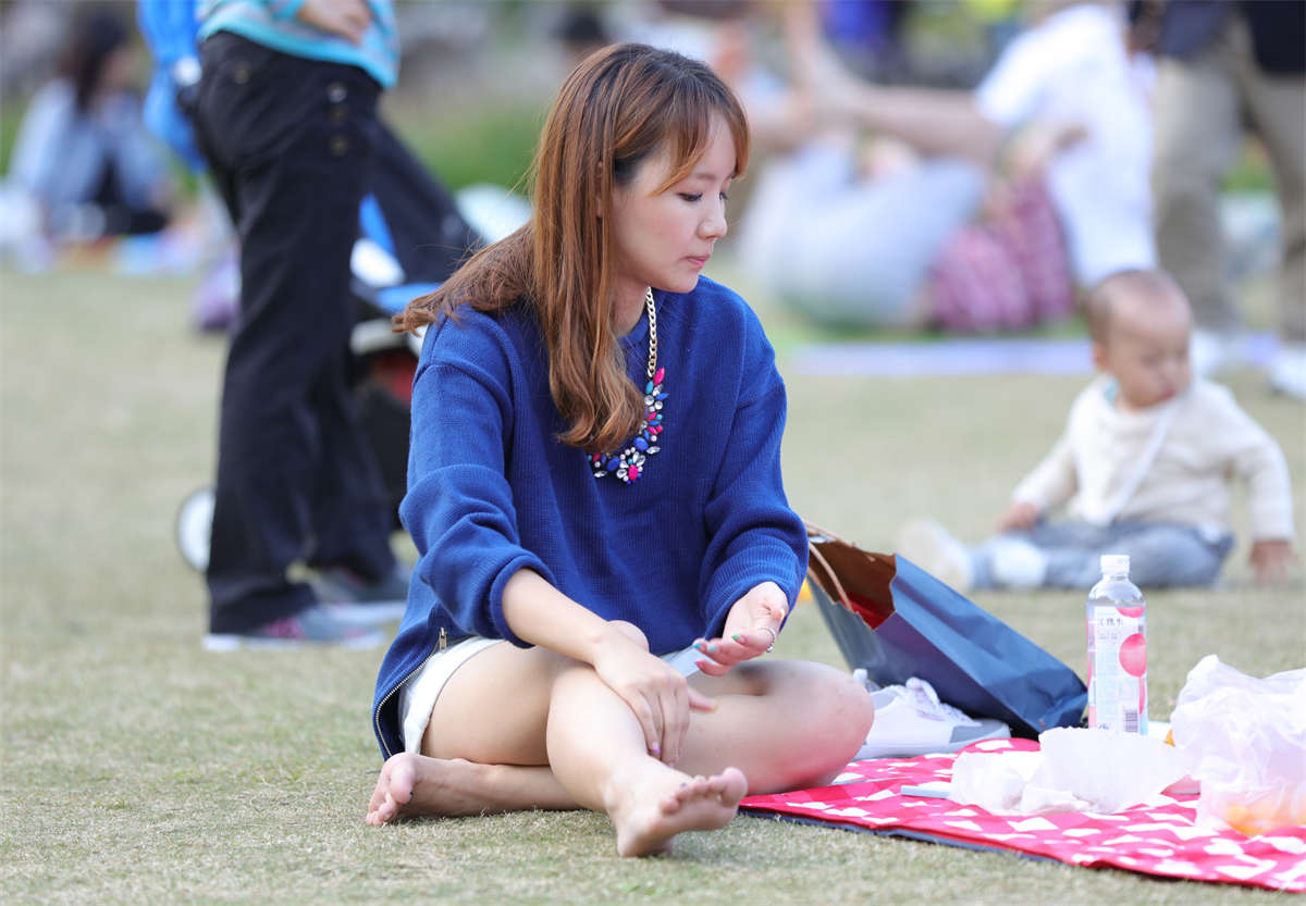 图片[2]-踏青公园街拍系列No.1141 韩国MM草坪嬉戏，露出一双无瑕足底-日更街拍