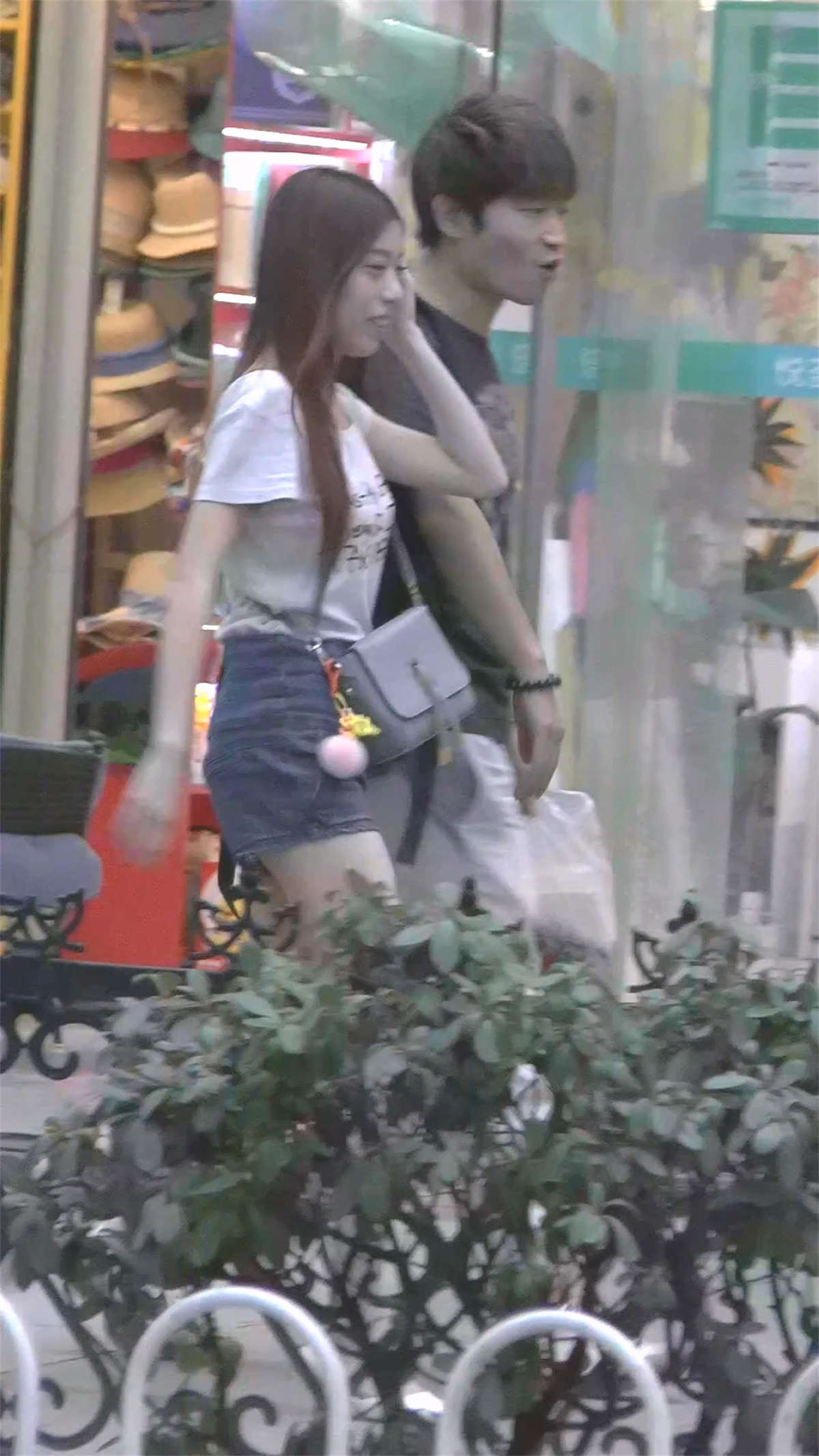 热裤美女和男友一起逛街-日更街拍