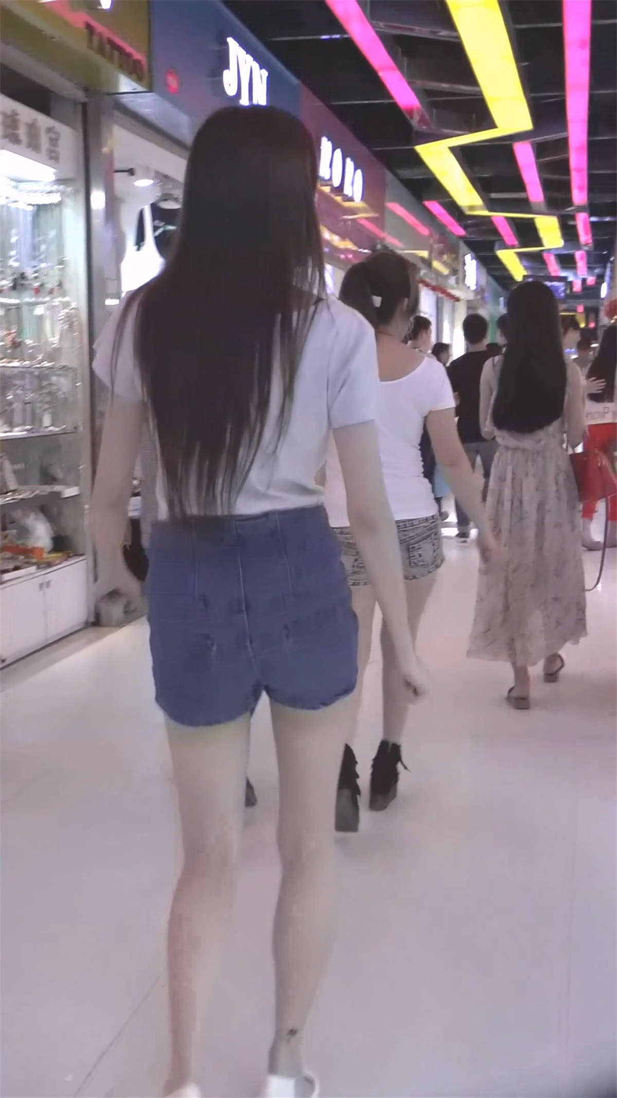 图片[2]-热裤美女和男友一起逛街-日更街拍