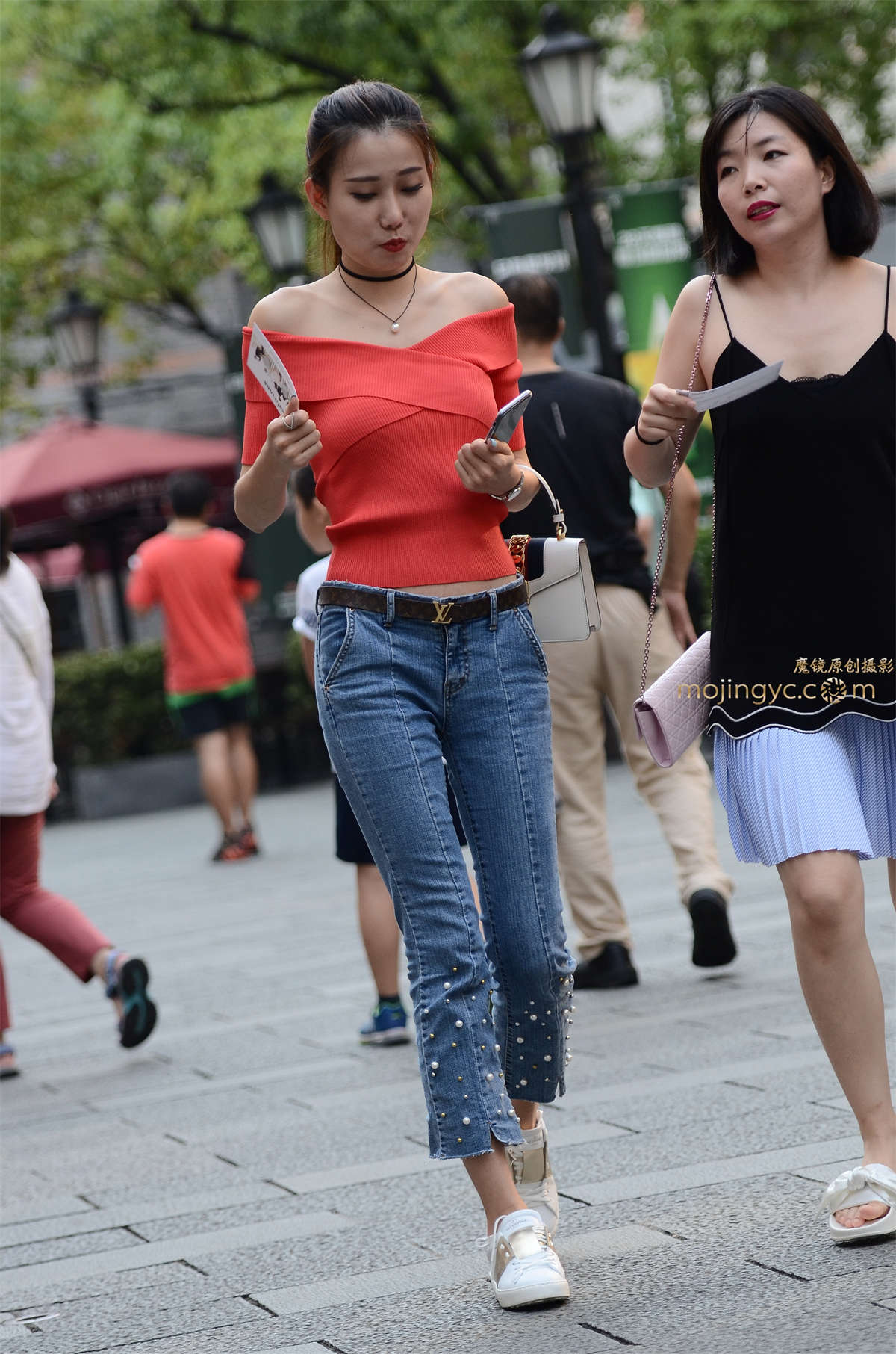【验证街拍大赛NO.5】神摄手赛04 红色露肩装，紧牛九分裤-日更街拍