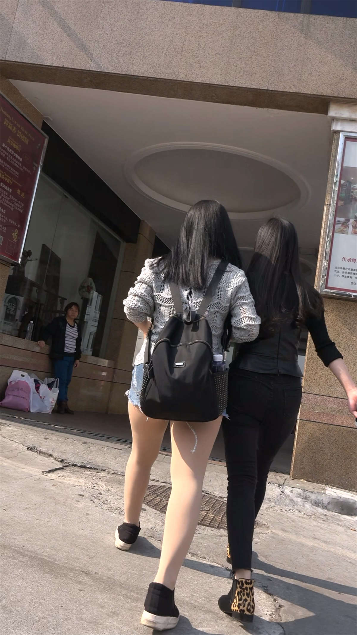 青春气质美女姐妹花挽手逛街-日更街拍