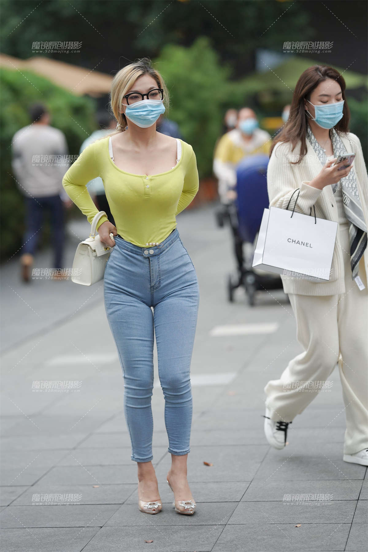 紧牛小姐姐 前凸后翘-日更街拍