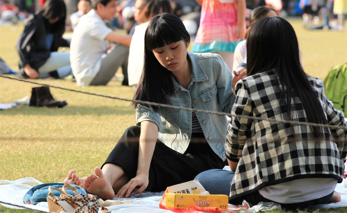 图片[2]-踏青公园街拍系列No.1359 青春少女的深陷足弓超出了这个年龄段的性感-日更街拍